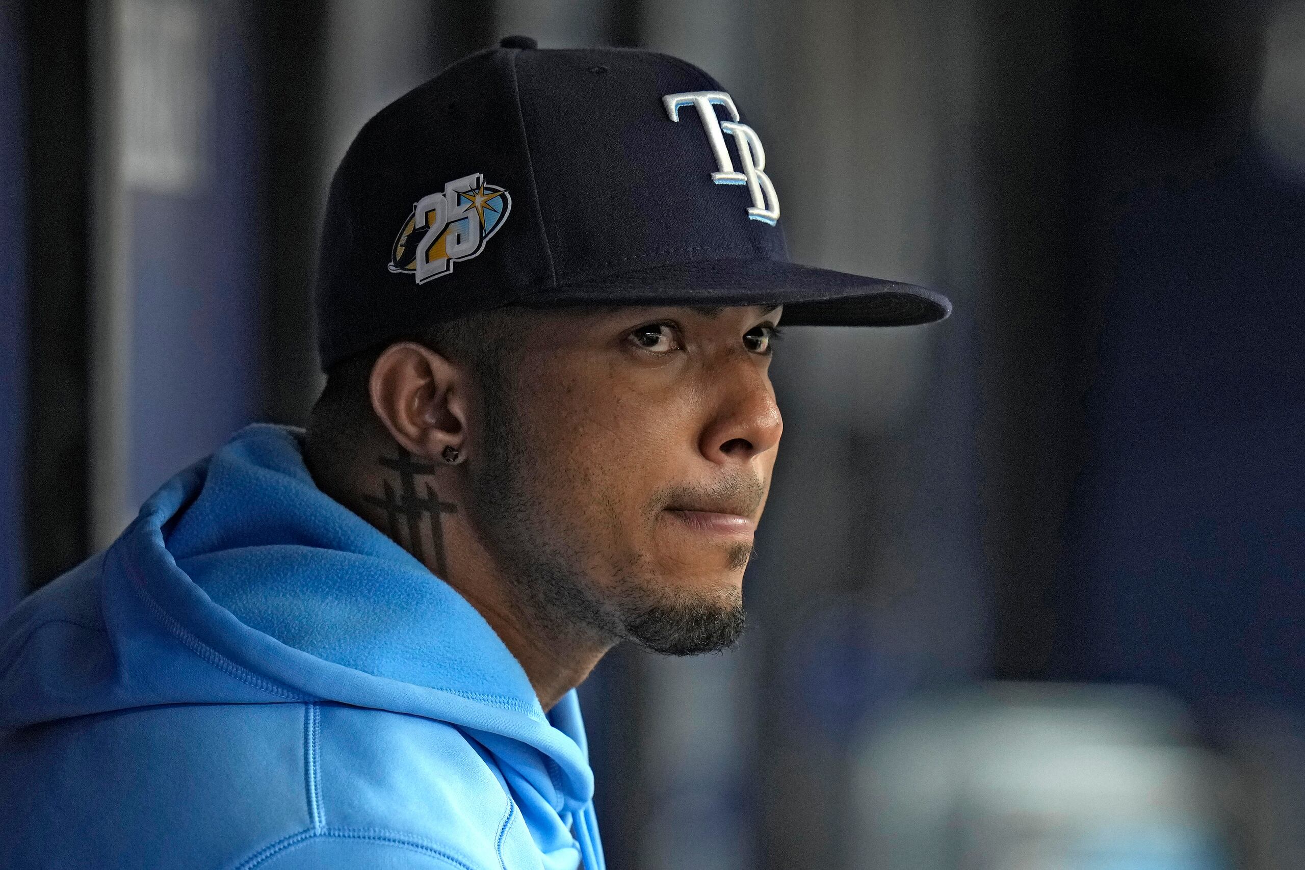 Wander Franco de los Rays de Tampa Bay observa el encuentro del equipo ante los Guardianes de Cleveland desde el dugout antes de irse en la quinta entrada del partido.