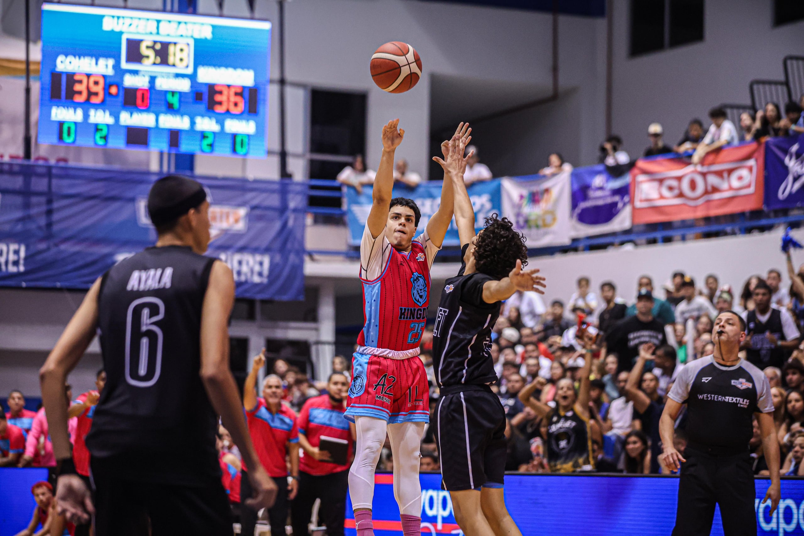 Akiles Rodríguez, de Kingdom de Dorado, empató el juego a 39 con este triple. También le dio la ventaja a su equipo a 47-44 tarde en el partido de la semifinal del Top Ranked Buzzer Beater en Gurabo.