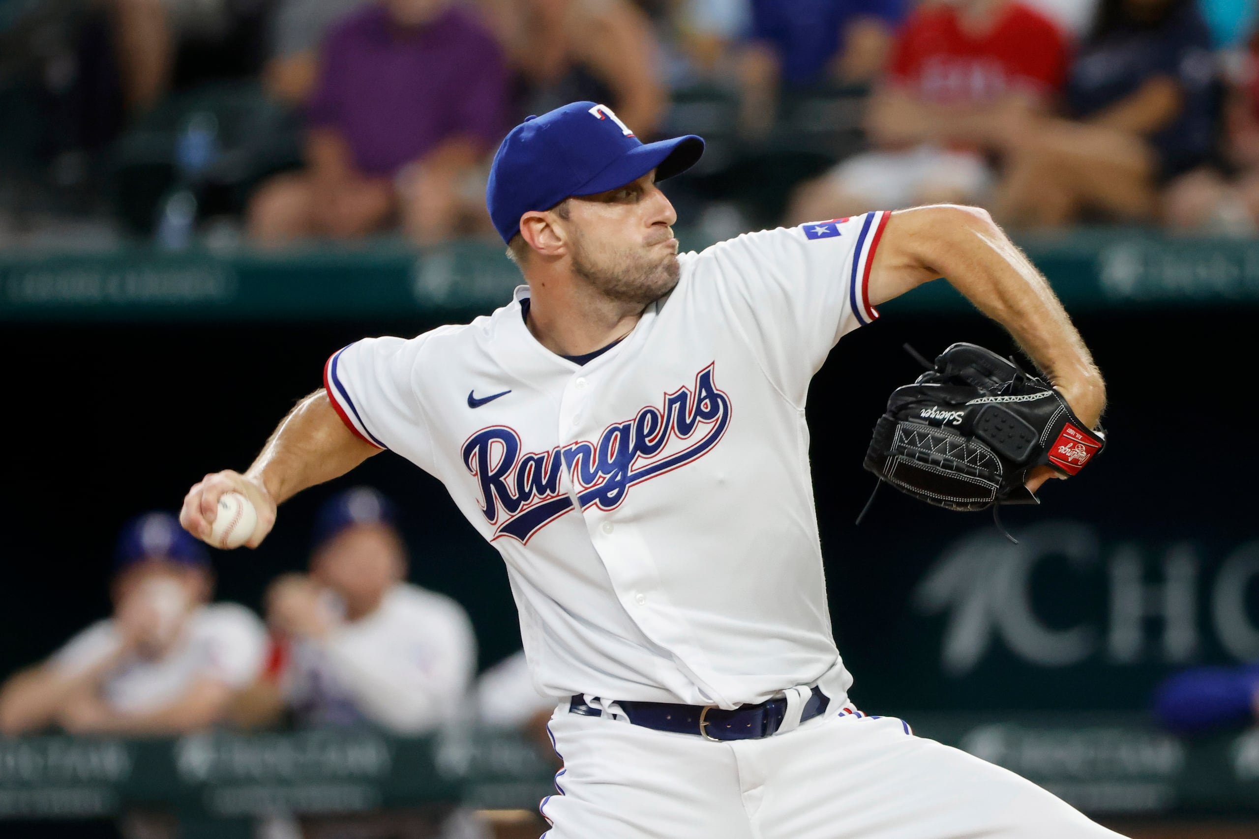 Max Scherzer de los Rangers de Texas lanza ante los Medias Blancas de Chicago, el jueves 3 de agosto de 2023, en Arlington, Texas. (AP Foto/Michael Ainsworth)