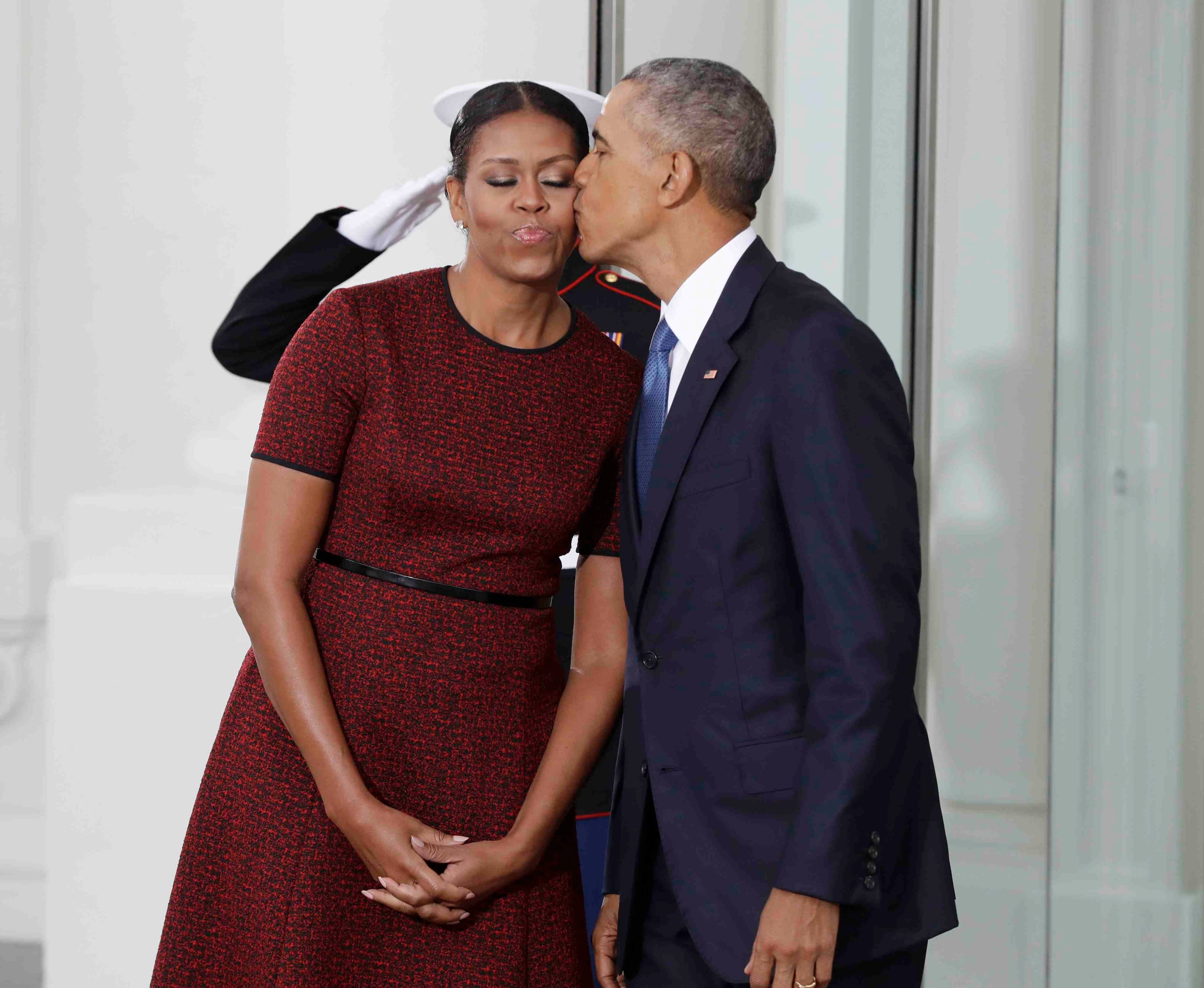 El ahora expresidente Barack Obama besa a la exprimera dama, Michelle Obama, mientras esperaban la llegada del presidente Donald Trump y su esposa Melania.