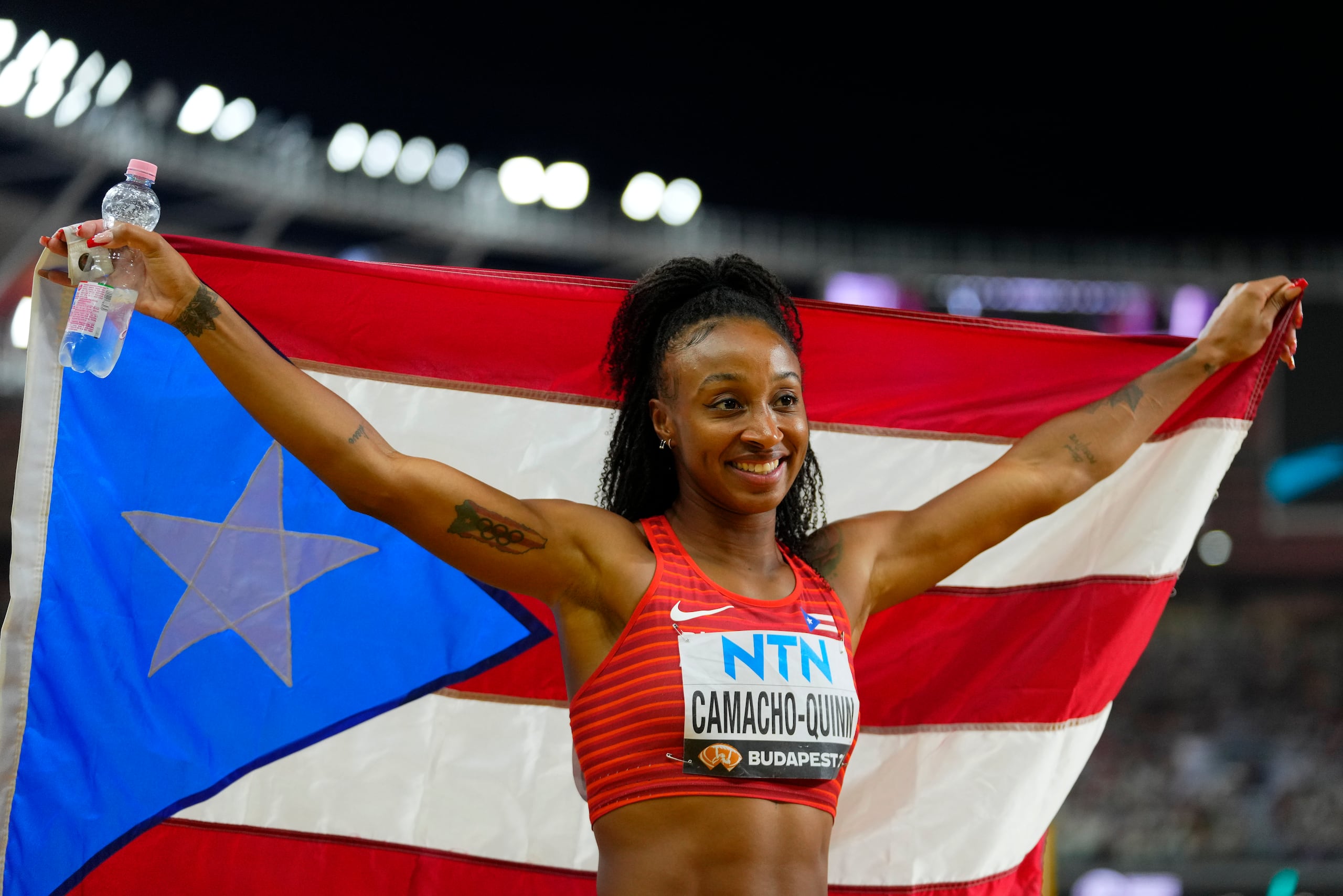 Jasmine Camacho-Quinn posa con la Monoestrellada tras conseguir la plata en los 100 metros con vallas durante el Mundial.