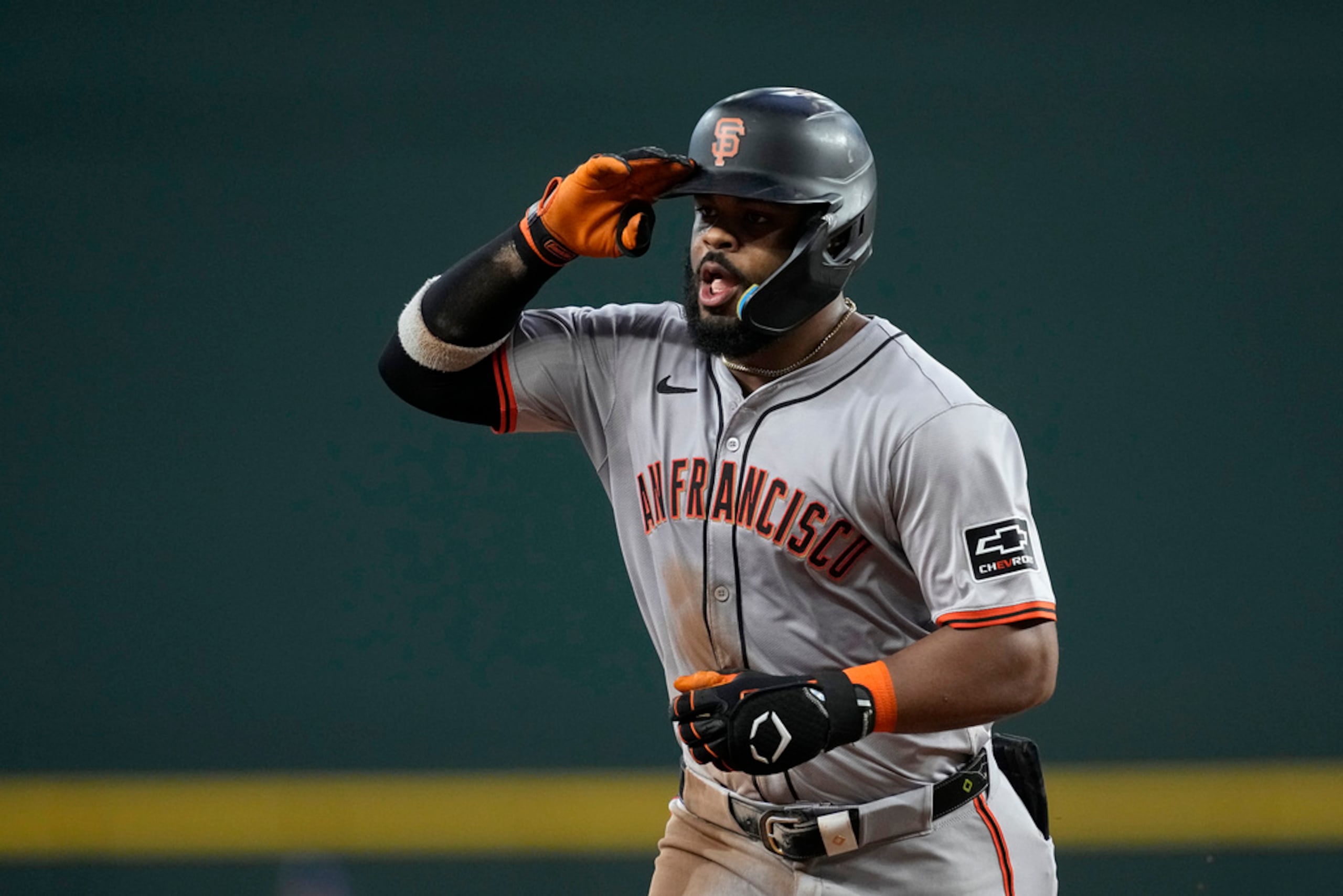 Heliot Ramos celebra su jonrón de dos carreras en la tercera entrada ante los Rangers de Texas.