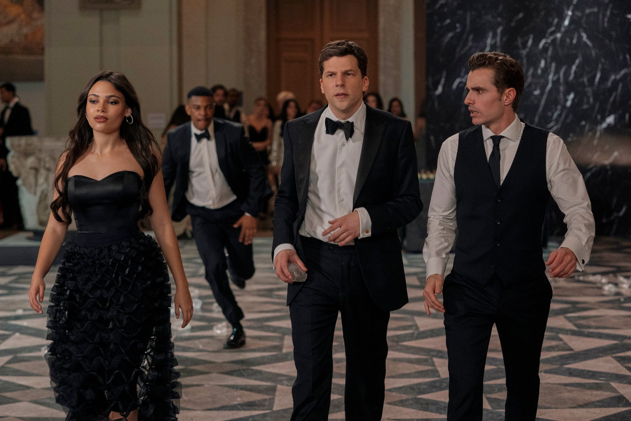 Ariana Greenblatt, Jesse Eisenberg y Dave Franco en una escena de "Now You See Me: Now You Don't." (Katalin Vermes/Lionsgate via AP)