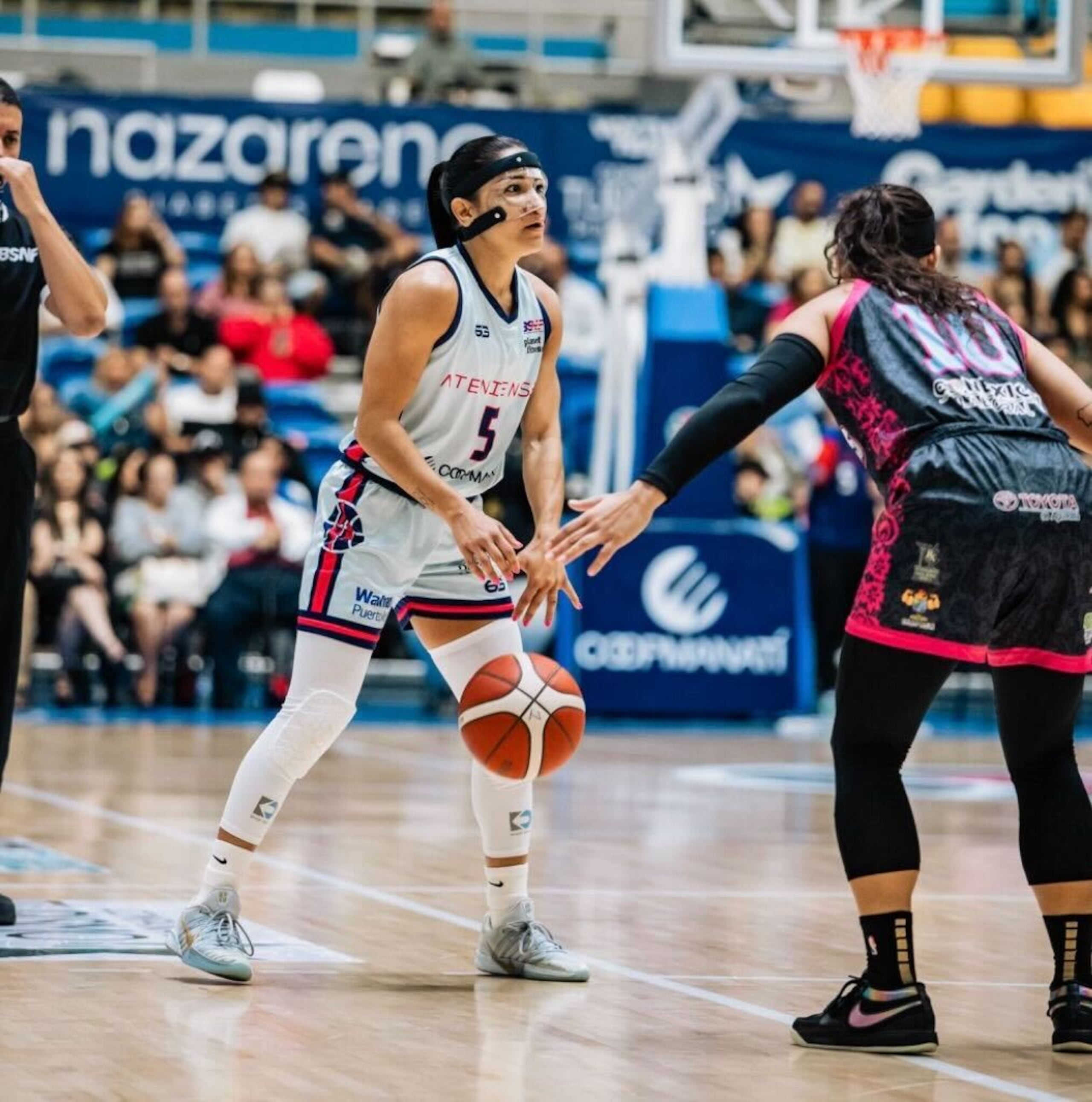 Pamela Rosado, de las Atenienses de Manatí, durante el sexto juego de la final del BSNF contra las Explosivas de Moca.