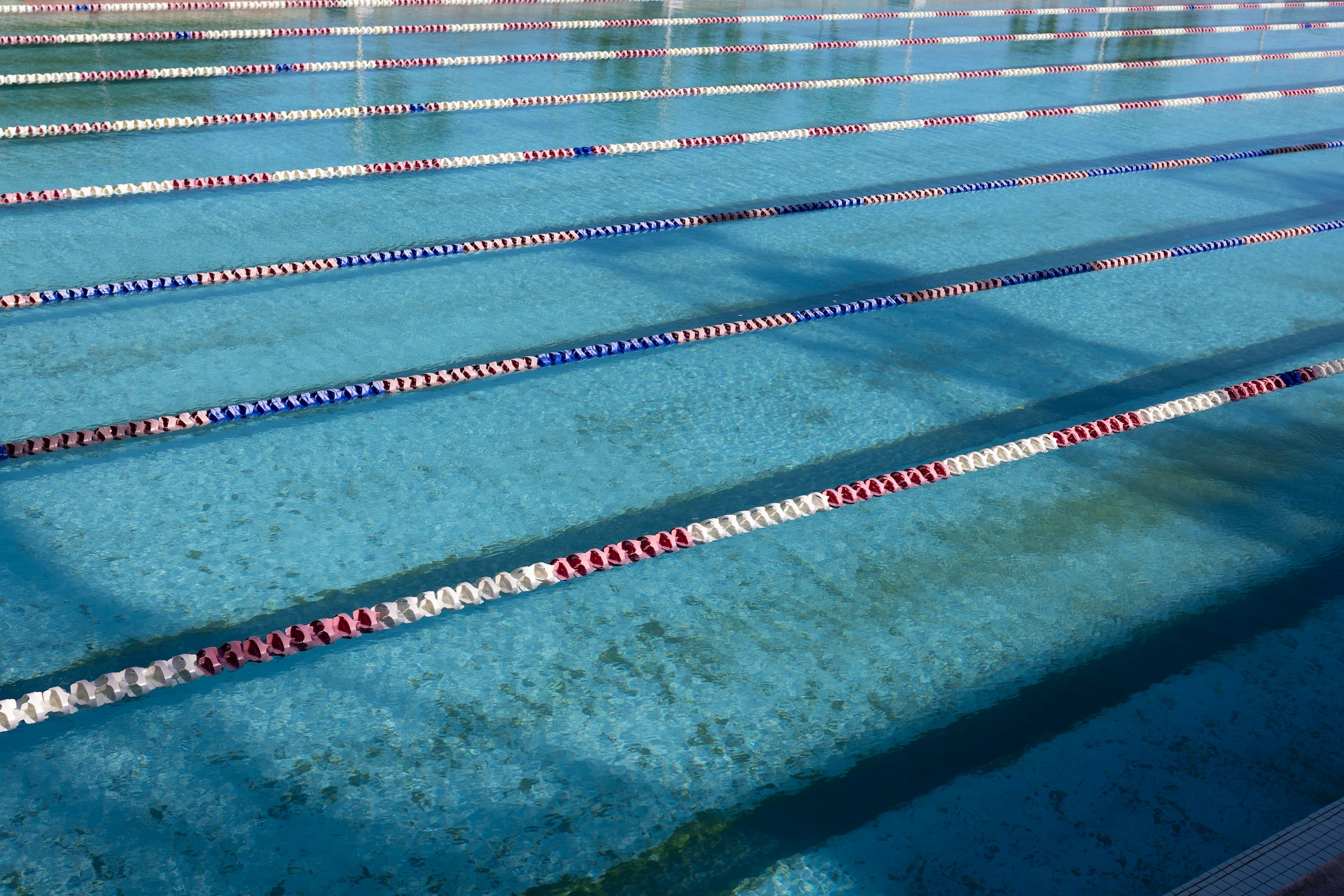 En 2025, Airbnb lanzó una nueva función para los huéspedes que viajan a alojamientos con piscina o cerca del agua.