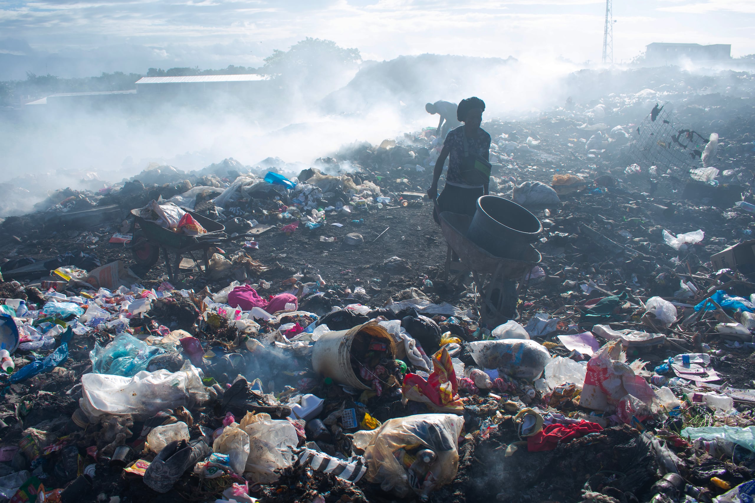 Personas buscan en medio de la basura este jueves, en Puerto Príncipe, Haití. (EFE/ Jonet St Élois)