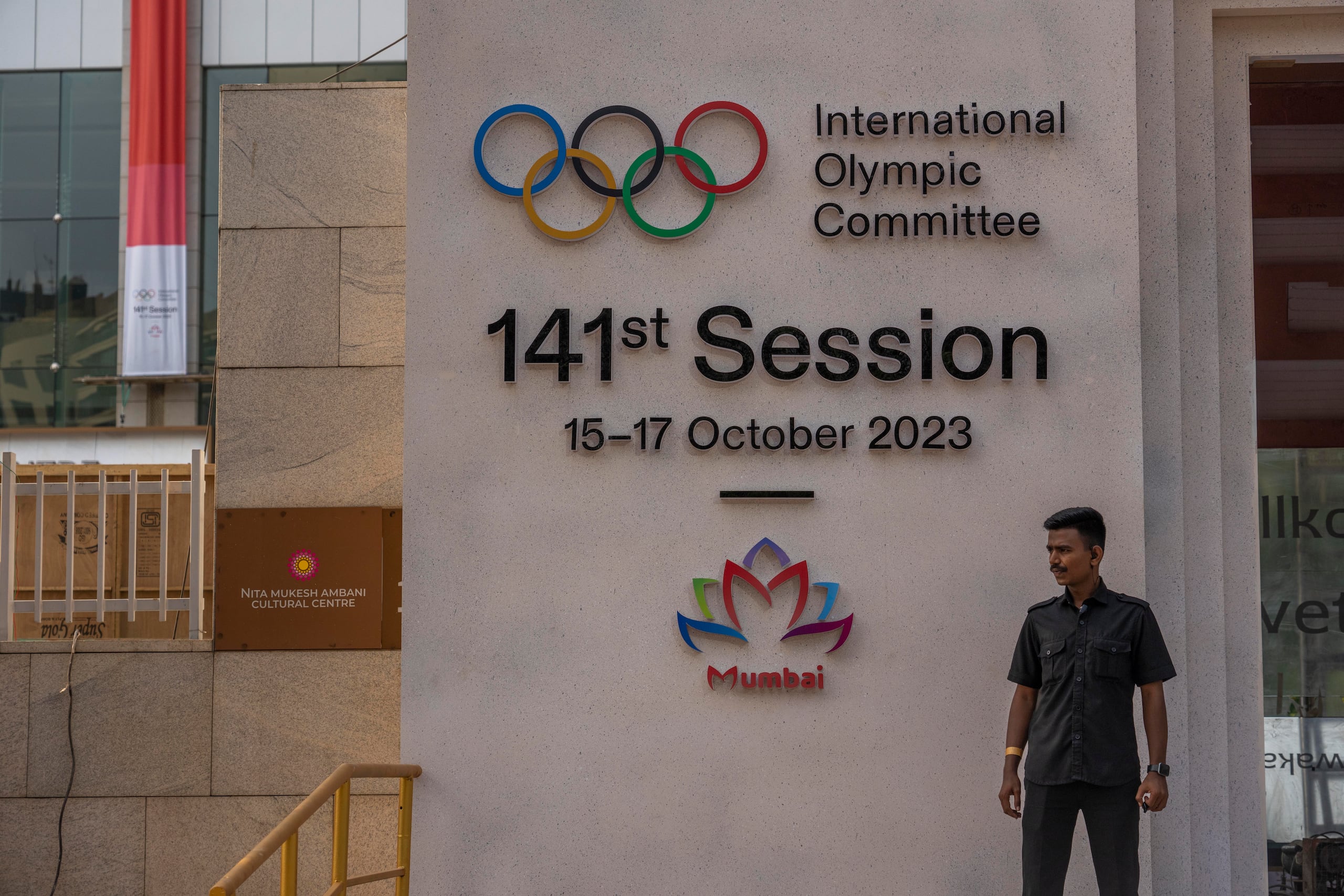 Un agente de seguridad en la entrada del escenario donde se realiza la sesión 141 sesión del Comité Olímpico Internacional, el jueves 12 de octubre de 2023, en Mumbai, India. (AP Foto/Rafiq Maqbool)