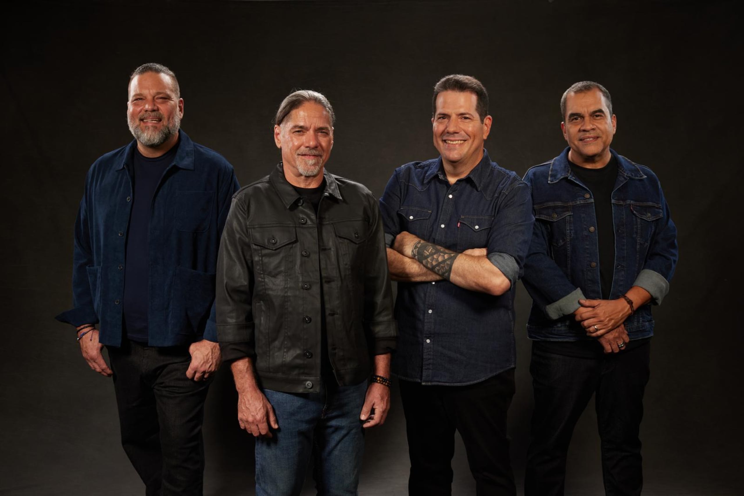 El grupo de rock regresa a la casa de Don Cholito para un espectáculo conmemorativo lleno de emoción y honra por la cultura puertorriqueña.