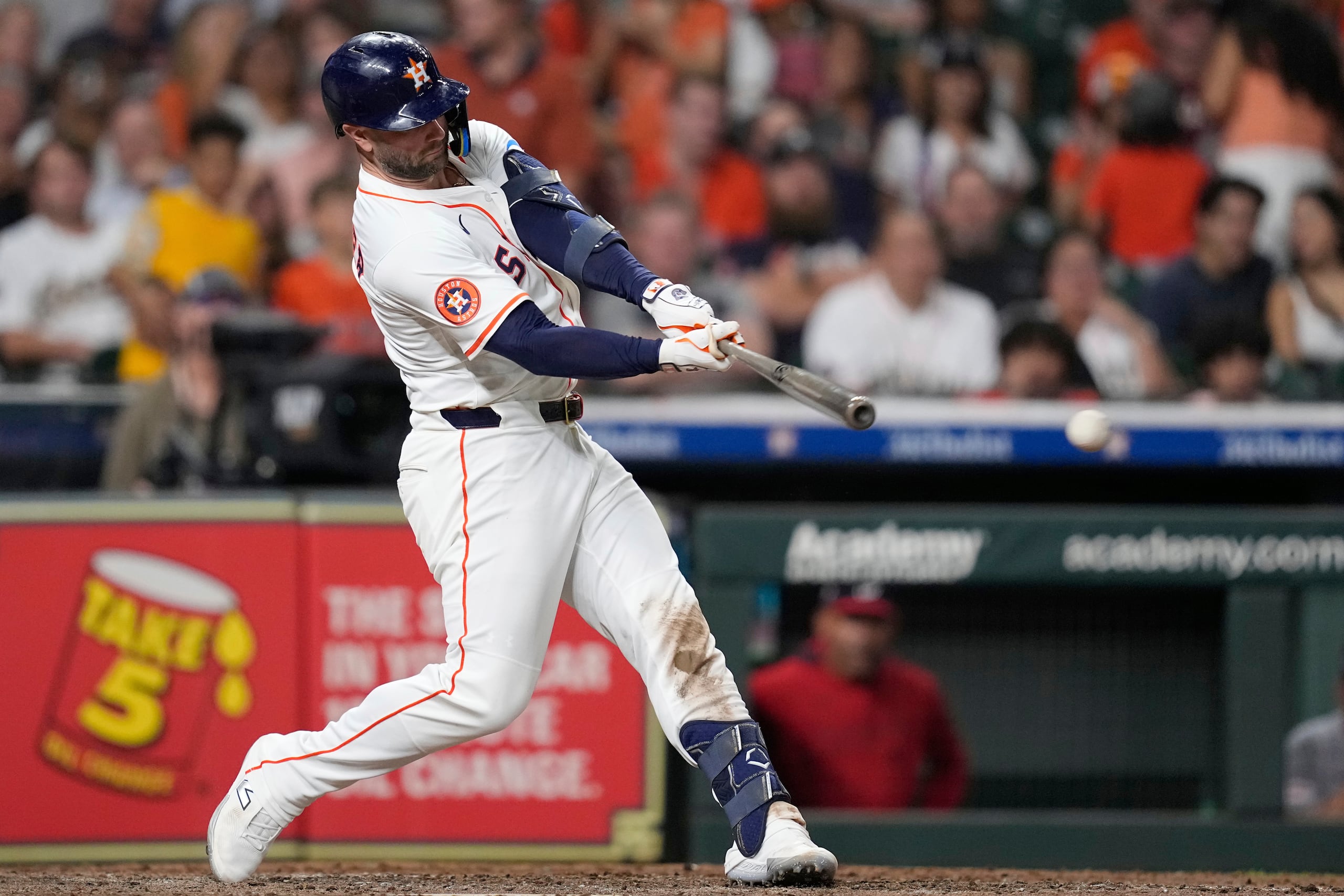 Christian Walker de los Astros de Houston batea un sencillo de dos carreras en la sexta entrada ante los Nacionales de Washington el martes 29 de julio del 2025. (AP Foto/David J. Phillip)