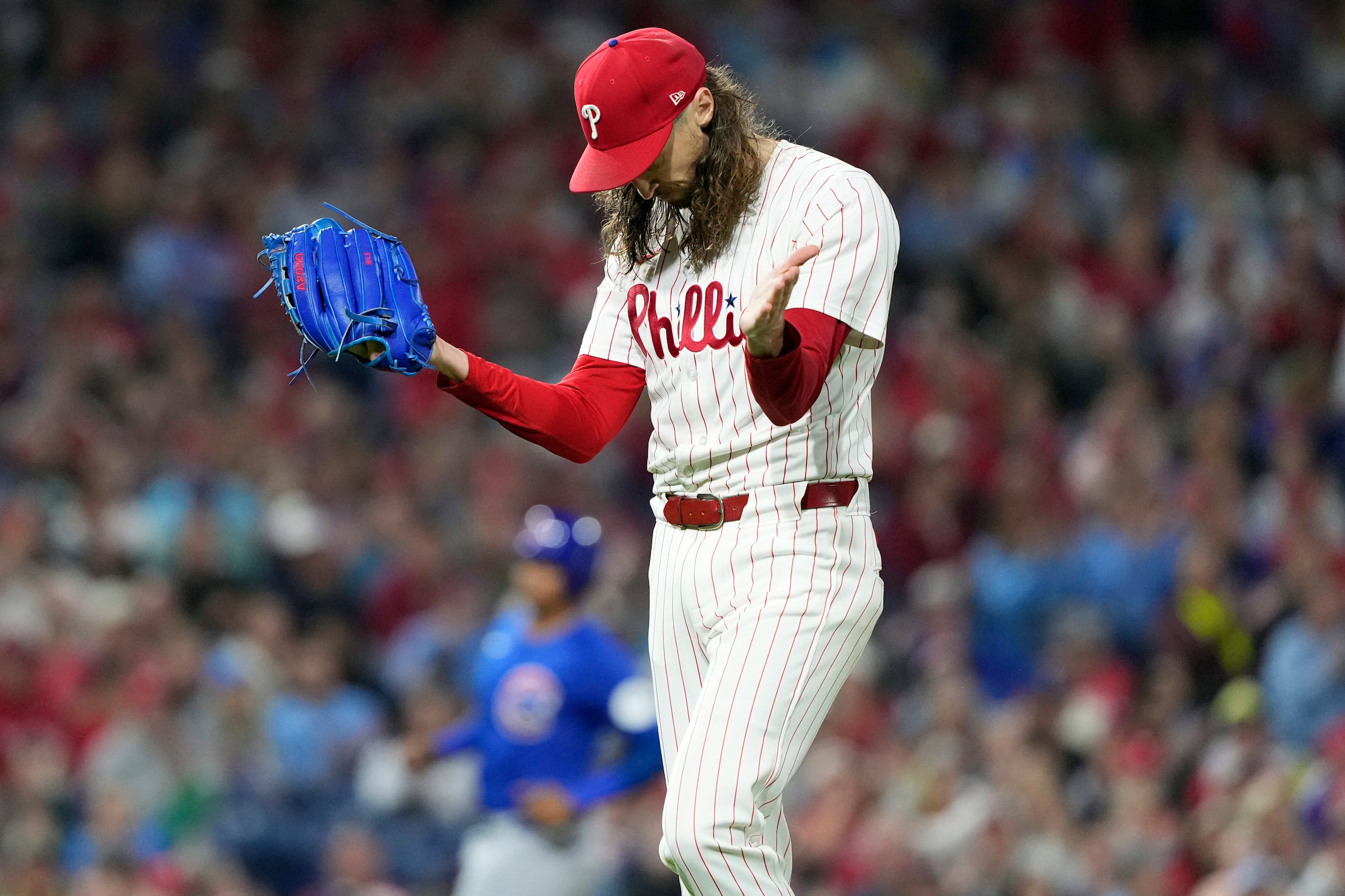 El lanzador de los Filis de Filadelfia, Matt Strahm, reacciona después de que Michael Busch, de los Cubs de Chicago, fallara con un roletazo durante la séptima entrada de un juego de béisbol.