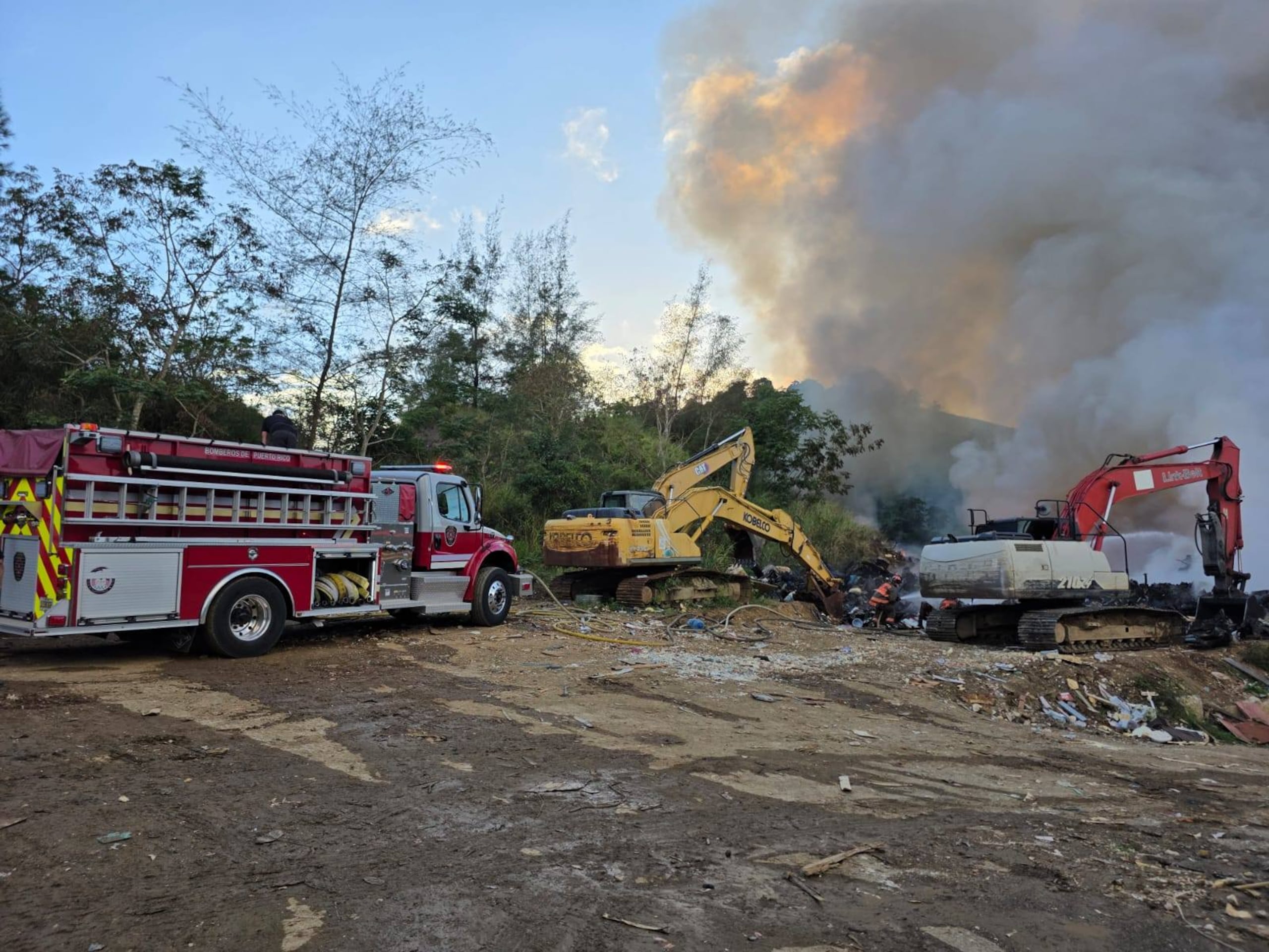En sus redes sociales, el Negociado del Cuerpo de Bomberos informó quehabían logrado confinar el incendio.