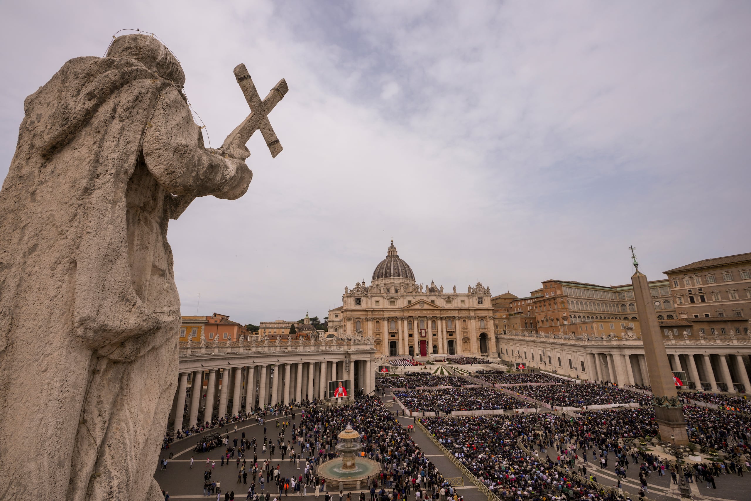 Resulta paradójico que una institución que predica que “no hay varón ni mujer… todos somos uno en Cristo” (Gálatas 3, 28) mantenga una estructura en la que las mujeres no pueden ser sacerdotes, ni obispos, ni mucho menos papas.