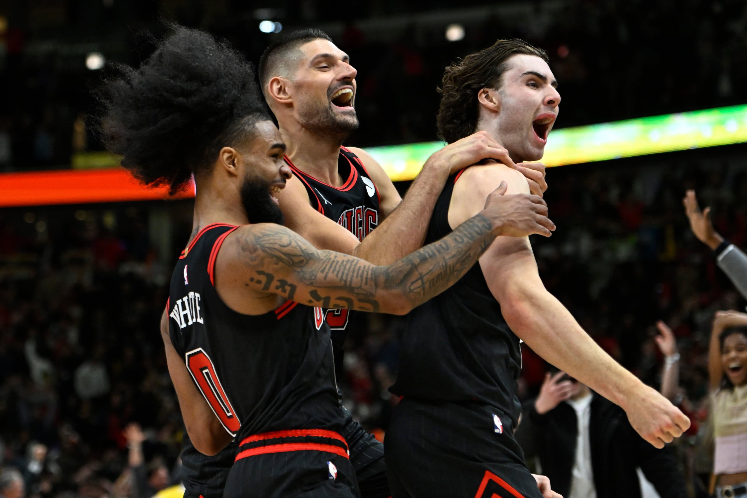 Josh Giddy, de los Bulls de Chicago, festeja con sus compañeros tras lograr el enceste del triunfo sobre los Lakers de Los Ángeles, el jueves 27 de marzo de 2025.