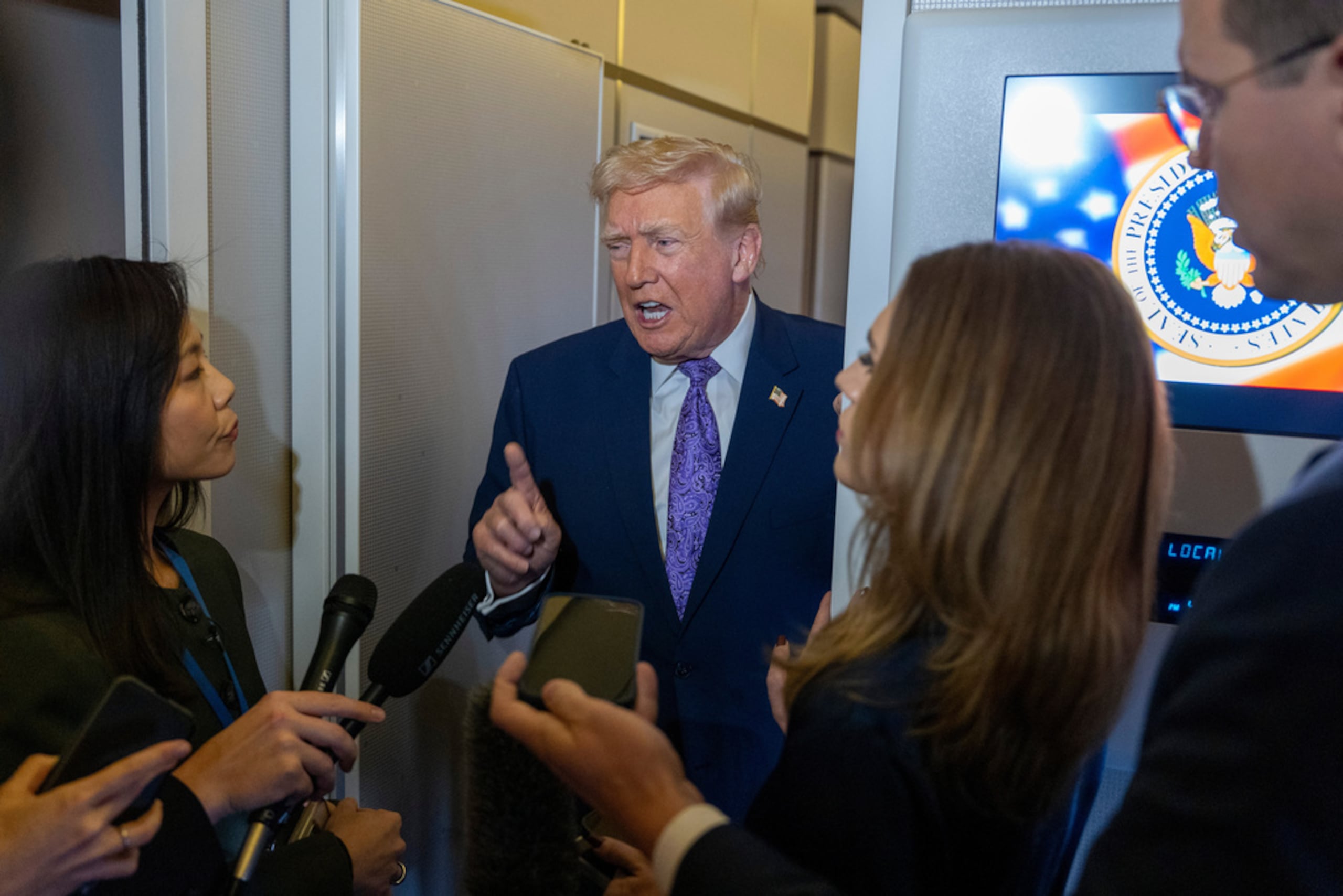 El presidente Donald Trump habla con reporteros mientras se encuentra en vuelo en el Air Force One desde su residencia Mar-a-Lago en Palm Beach, Florida, rumbo a la Base Conjunta Andrews, el domingo 30 de noviembre de 2025.