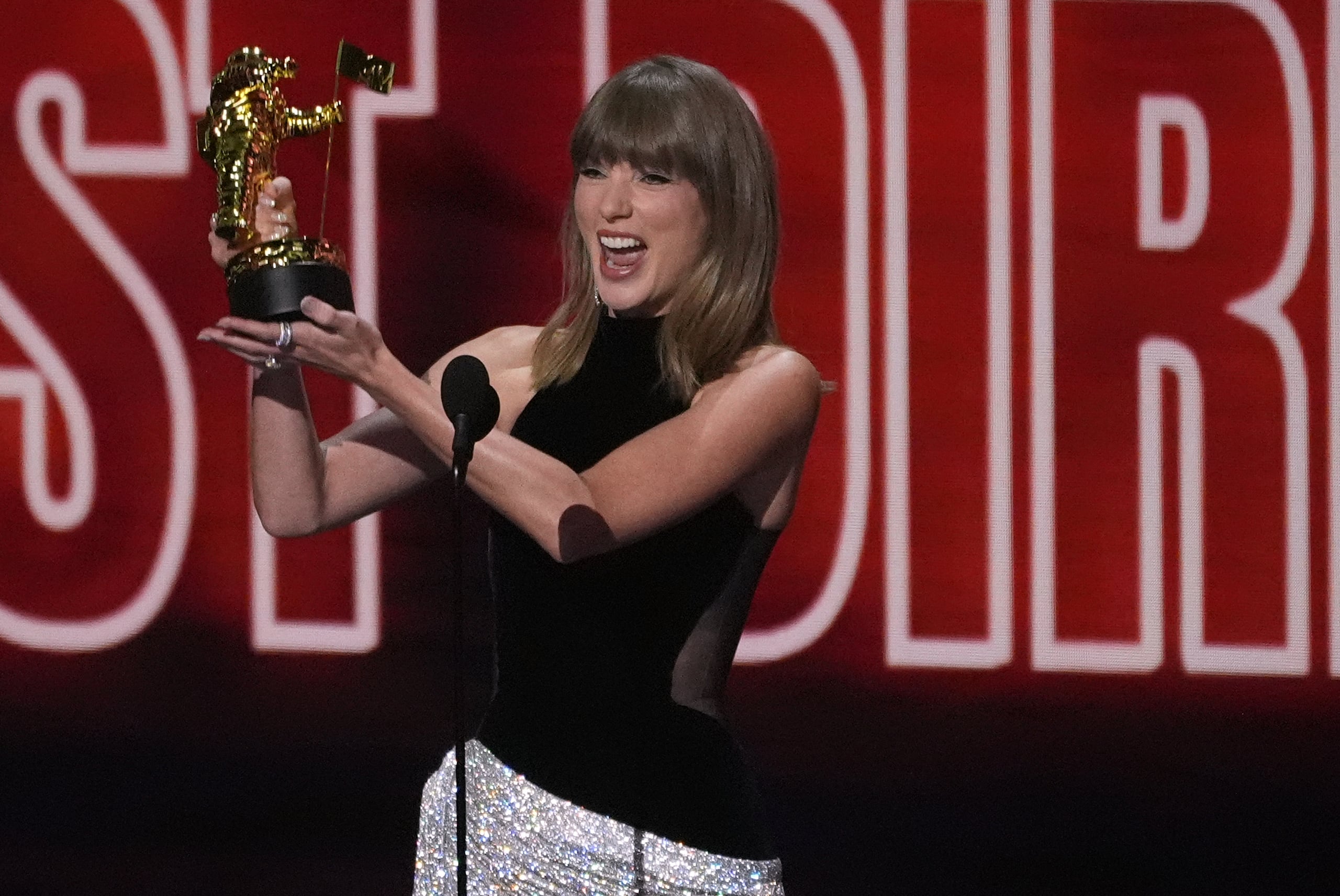 Taylor Swift recibe el premio MTV VMA Artist Director Honors durante la ceremonia de los premios MTV a los Videos Musicales en la gala de 2026, en el Peacock Theater de Los Ángeles.