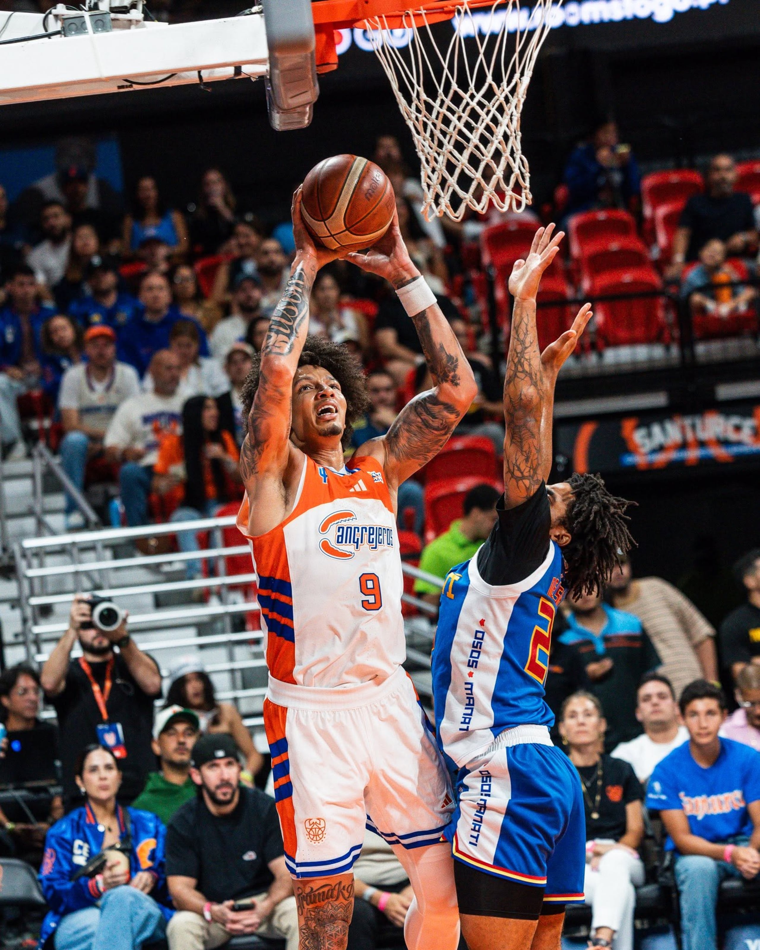 D.J. Wilson, de los Cangrejeros de Santurce, tira al canasto contra los Osos.
