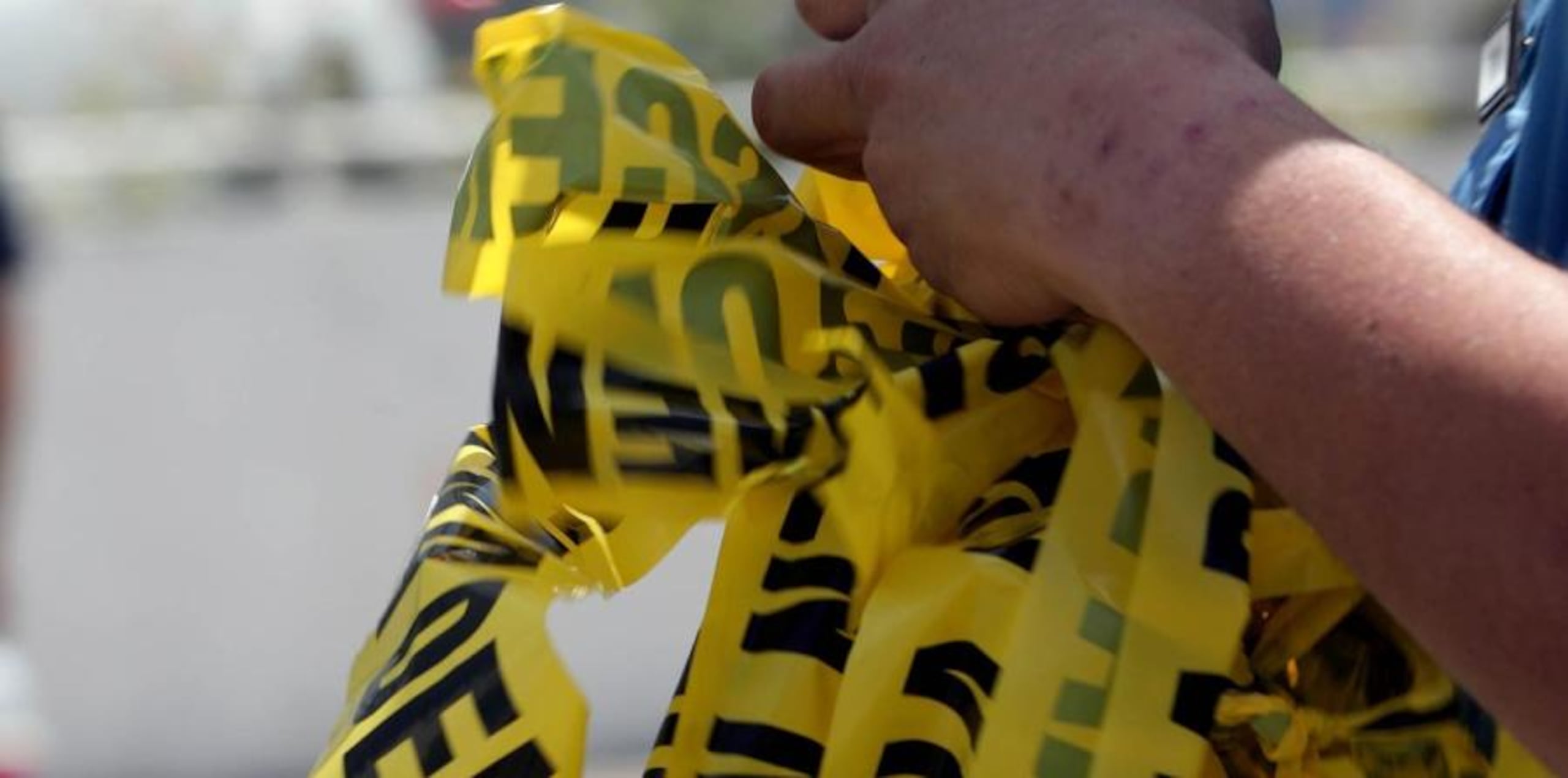 El cadáver de Juan L. Sánchez Parrilla, de 44 años, fue localizado sobre la acera, a unos 400 pies de la playa, donde se observaron casquillos y rastros de sangre.(GFR Media)