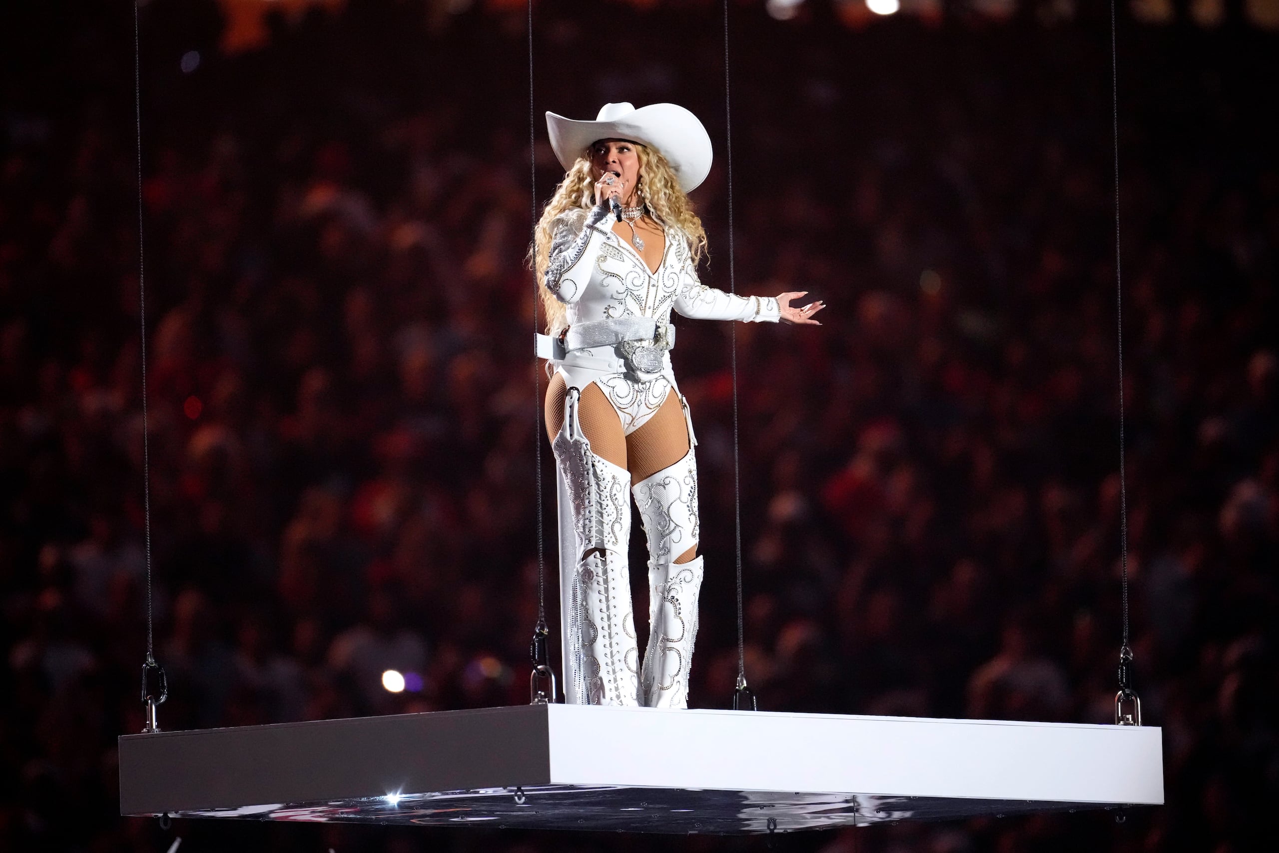 Beyoncé canta en el medio tiempo del partido de la NFL entre los Texans de Houston y los Ravens de Baltimore.