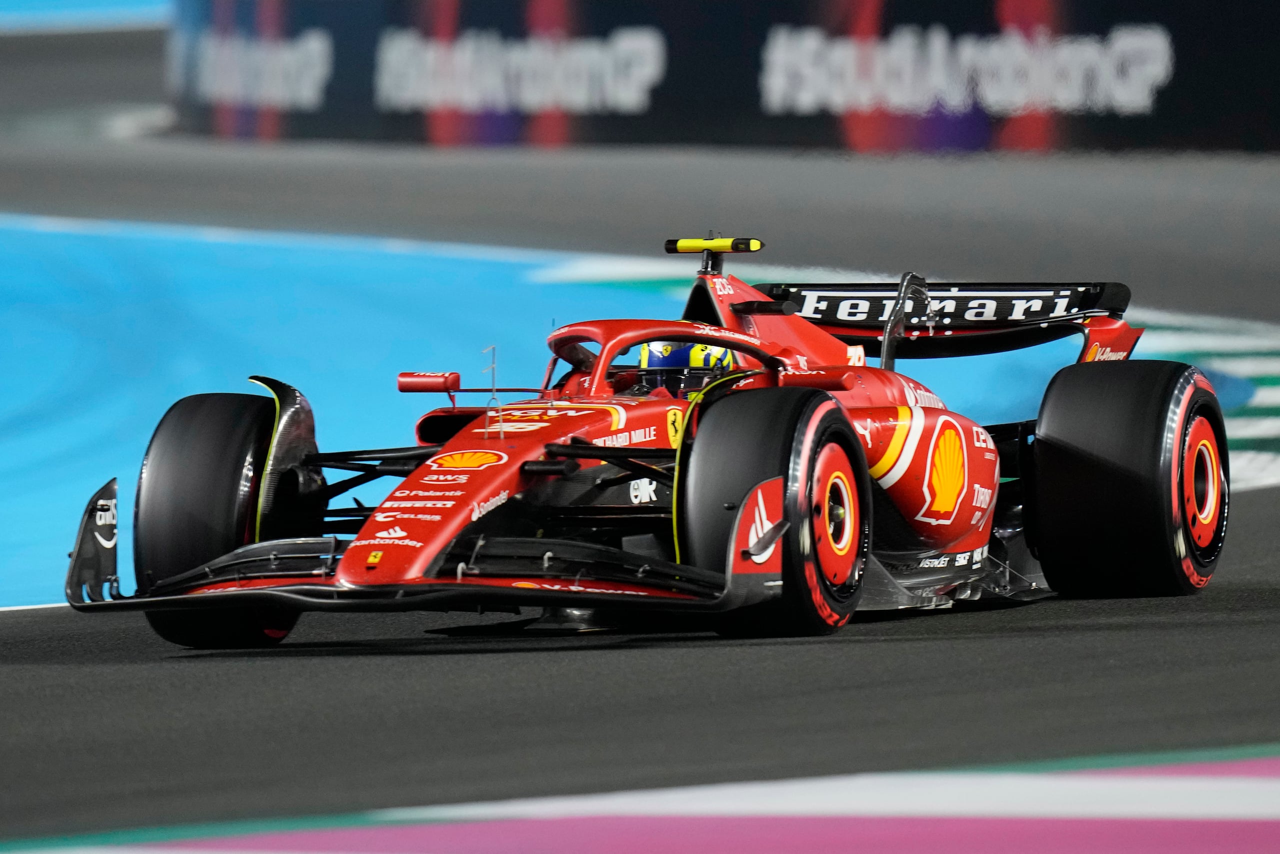 El piloto de Ferrari, Oliver Bearman, de Gran Bretaña, dirige su coche durante la sesión de clasificación previa al Gran Premio de Fórmula Uno de Arabia Saudita