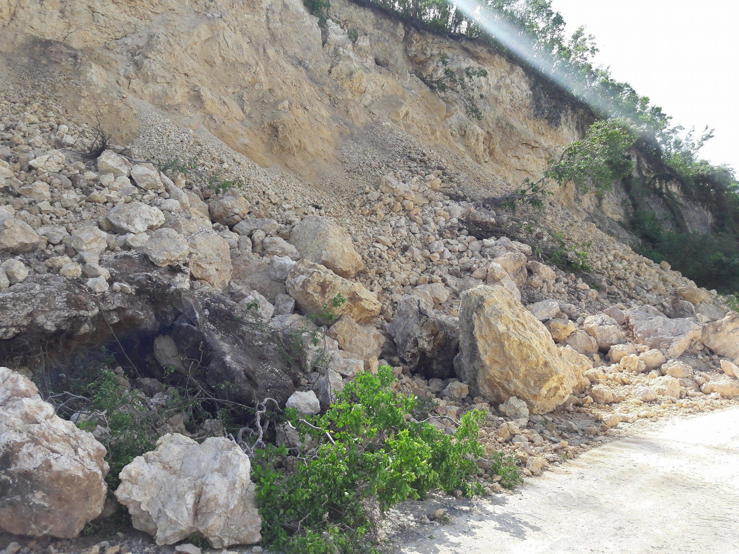 El desprendimiento de terreno se registró la tarde del miércoles. (Suministrada)