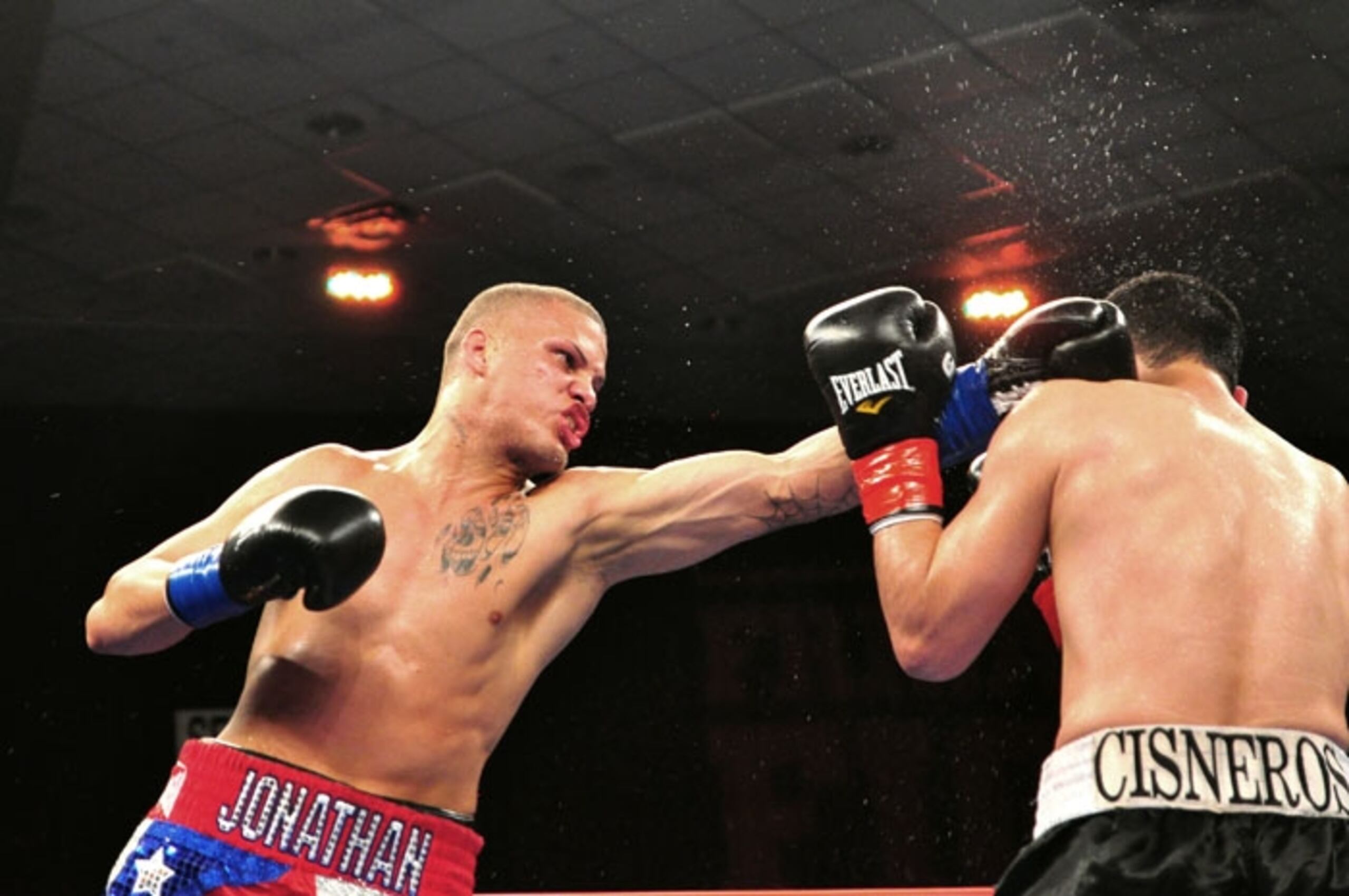 Jonathan 'Mantequilla' González Ortiz (izquierda) castiga a Rudy CIsneros, durante su encuentro del 13 de mayo de 2011 en Santa Ynez, California.