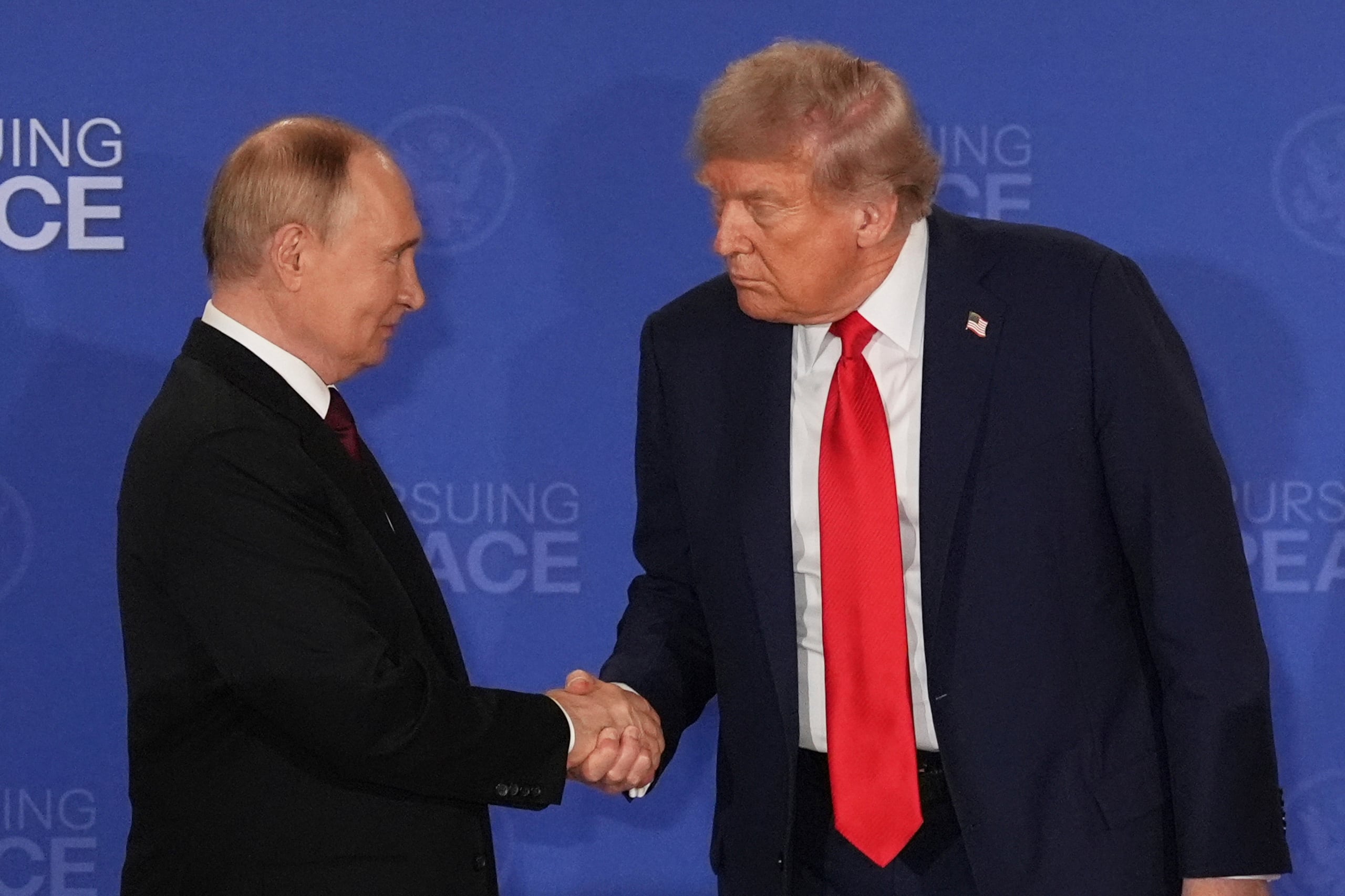 El presidente estadounidense Donald Trump, derecha, saluda a su homólogo ruso Vladímir Putin.