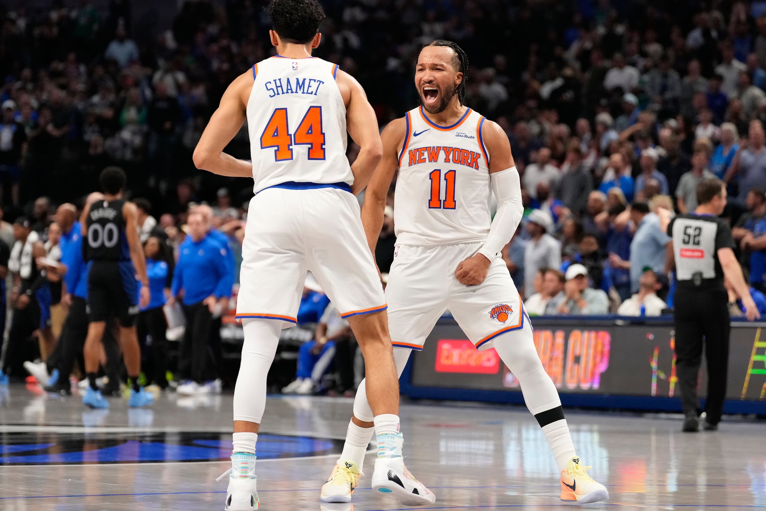 Jalen Brunson, base de los Knicks de Nueva York, festeja con Landry Shamet en el partido ante los Mavericks de Dallas.