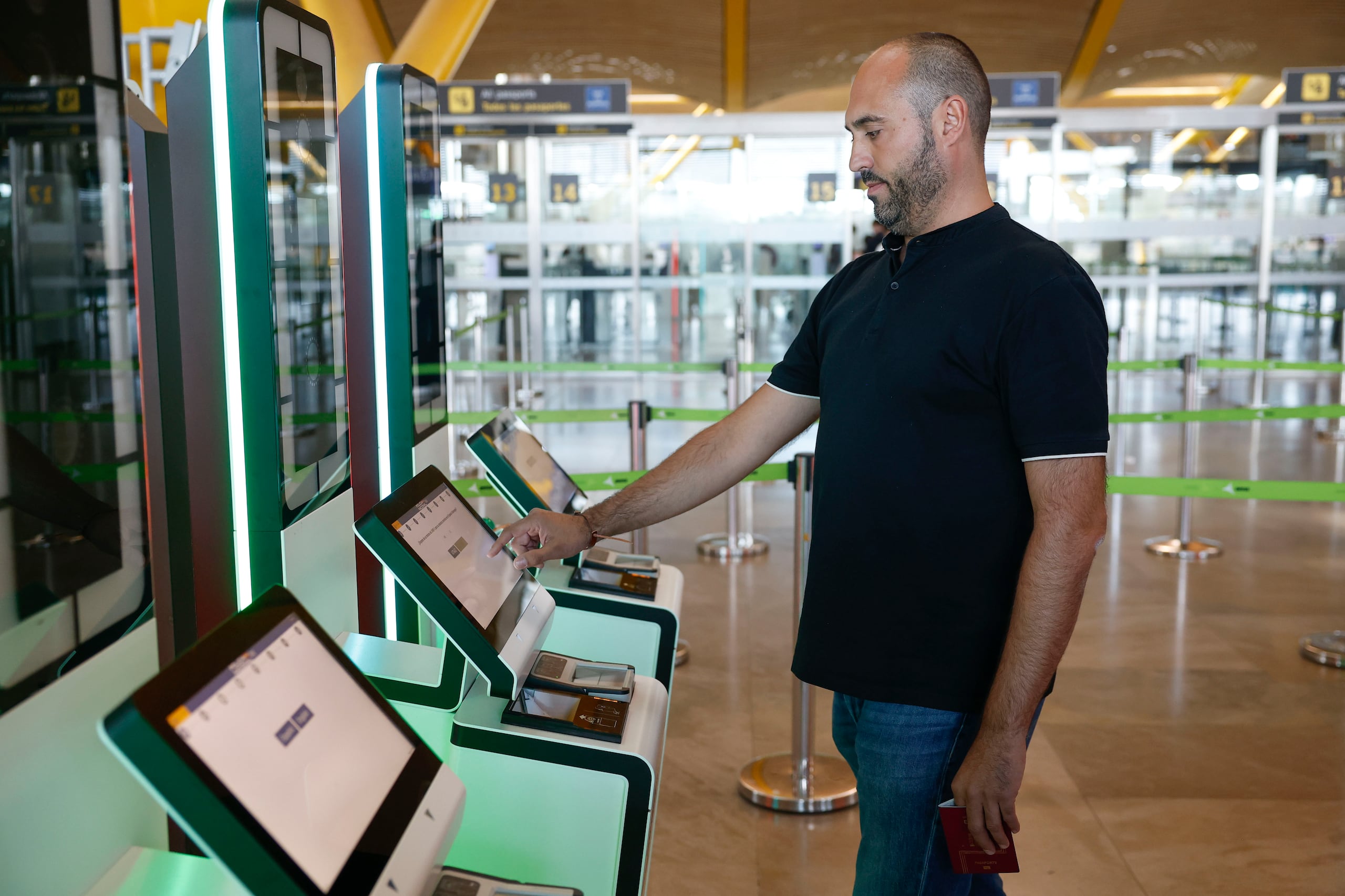 Vista del nuevo sistema de control de fronteras para ciudadanos de países que no pertenecen al Espacio Schengen, que incluye la captación de datos biométricos (imagen facial y huellas dactilares) y que sustituirá al sellado manual de pasaportes, que la Policía Nacional iniciará el próximo domingo en el aeropuerto de Madrid-Barajas. EFE/ Chema Moya