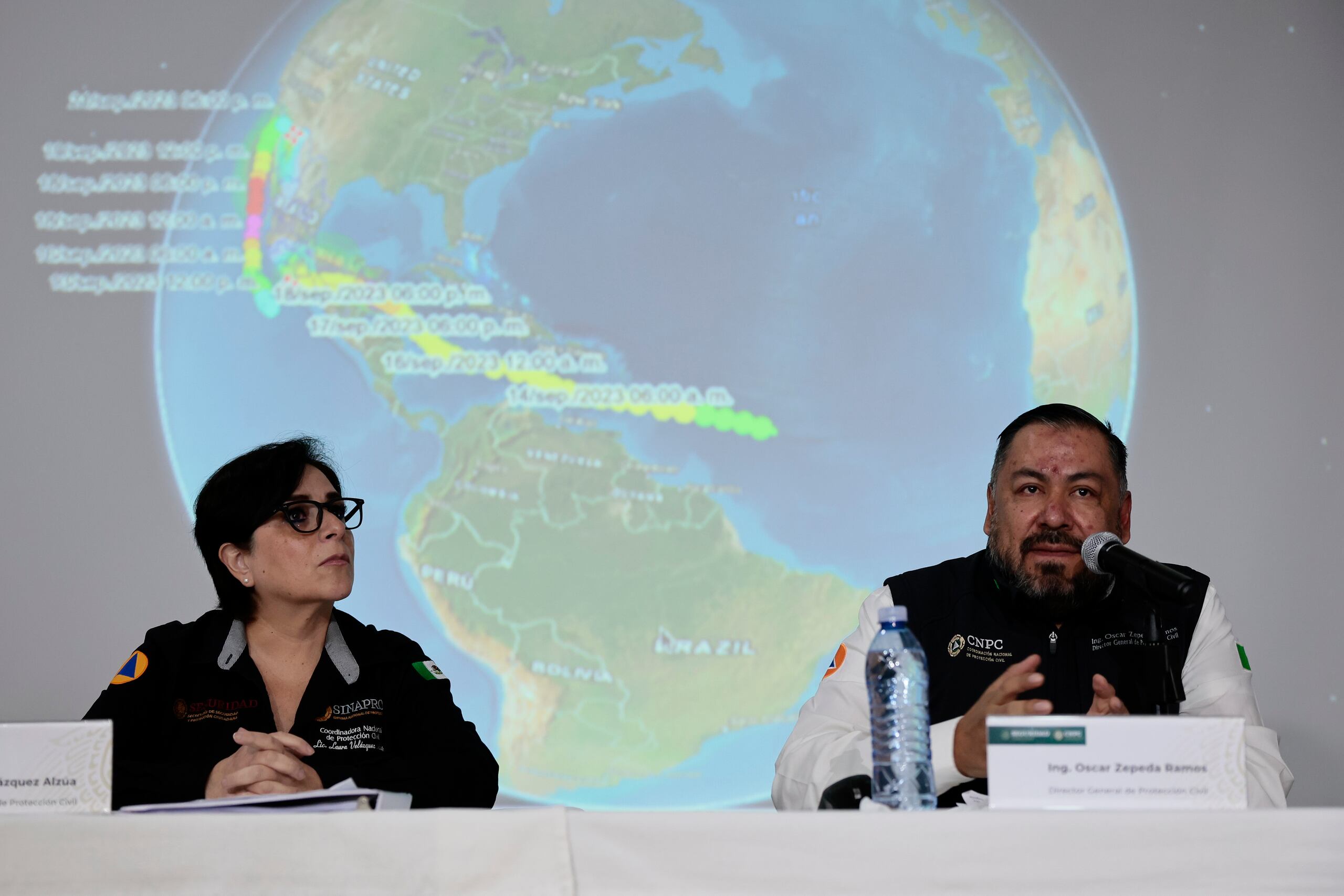 La coordinadora nacional de Protección Civil, Laura Velázquez (i), y el director general de Protección Civil, Oscar Zepeda Ramos, participan en una rueda de prensa hoy, en Ciudad de México (México). EFE/ José Méndez