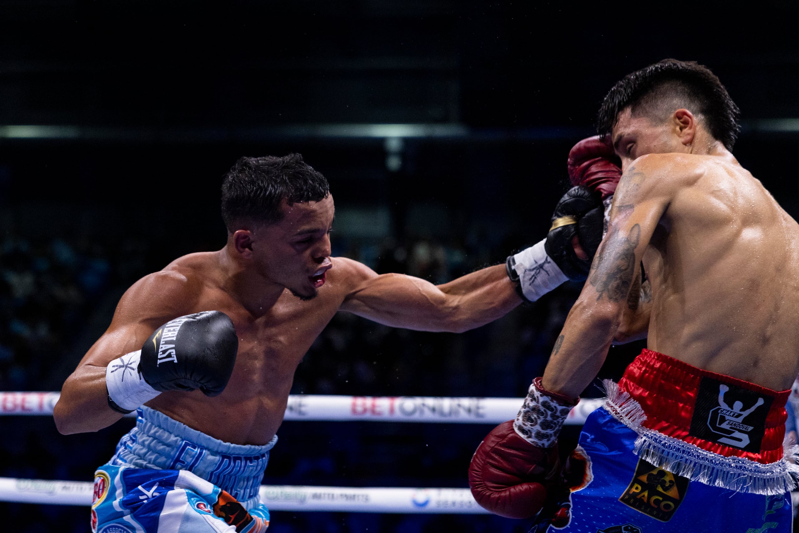 Yankiel Rivera conecta un golpe al rostro de Víctor Sandoval.