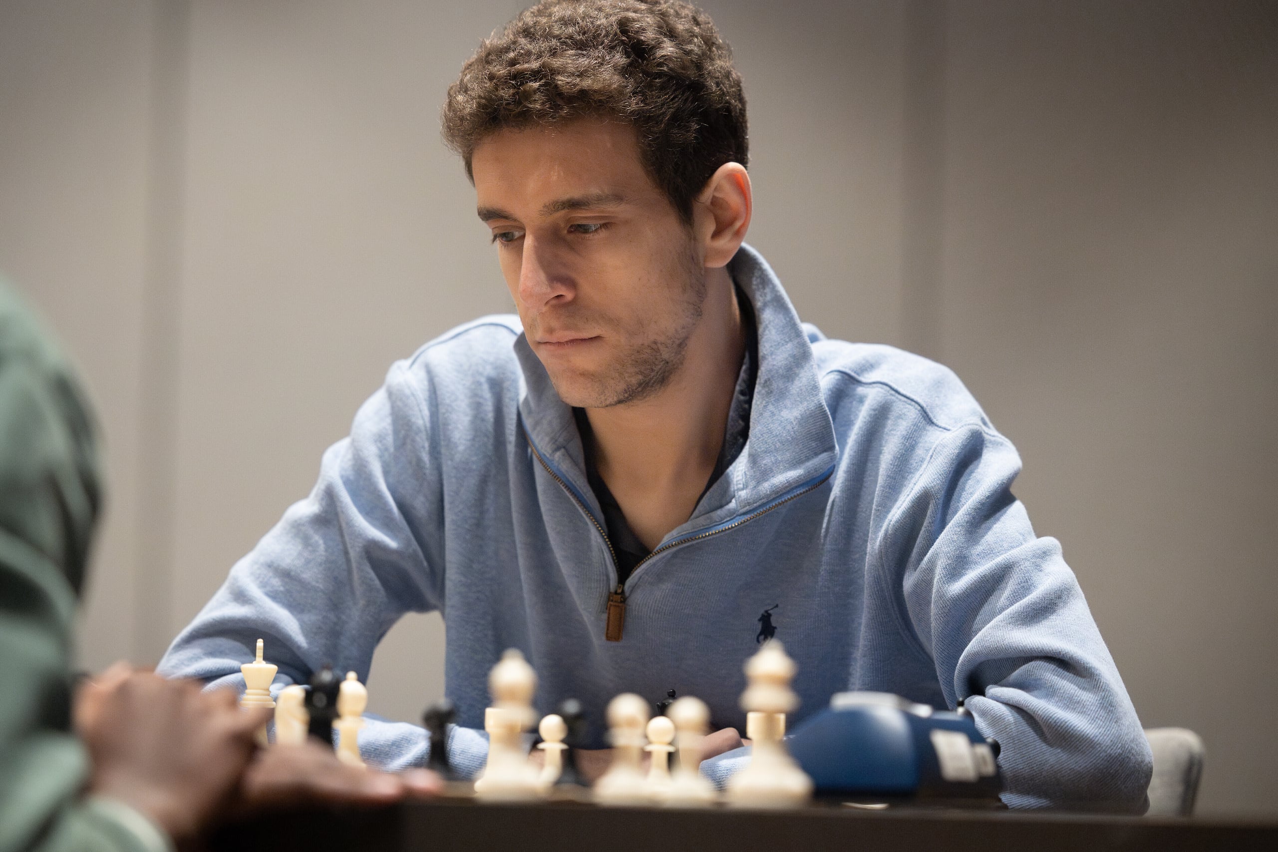 Daniel Naroditsky jugando al ajedrez en el tablero. (Kelly Centrelli/Charlotte Chess Center vía AP)