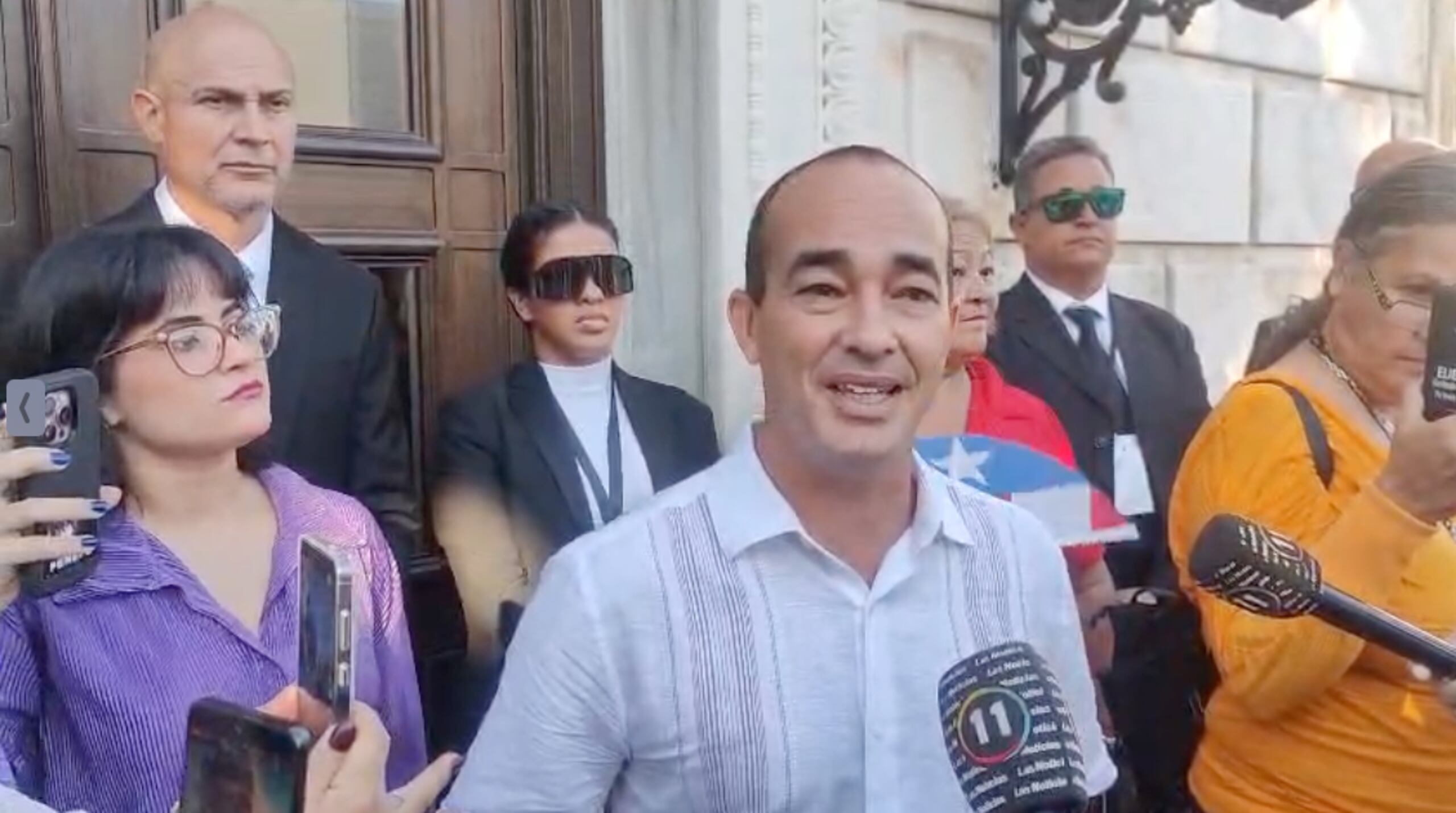 Oficiales de seguridad mantenían cerrada las puertas de una de las entradas laterales del Capitolio para no dejar pasar a Eliezer Molina.