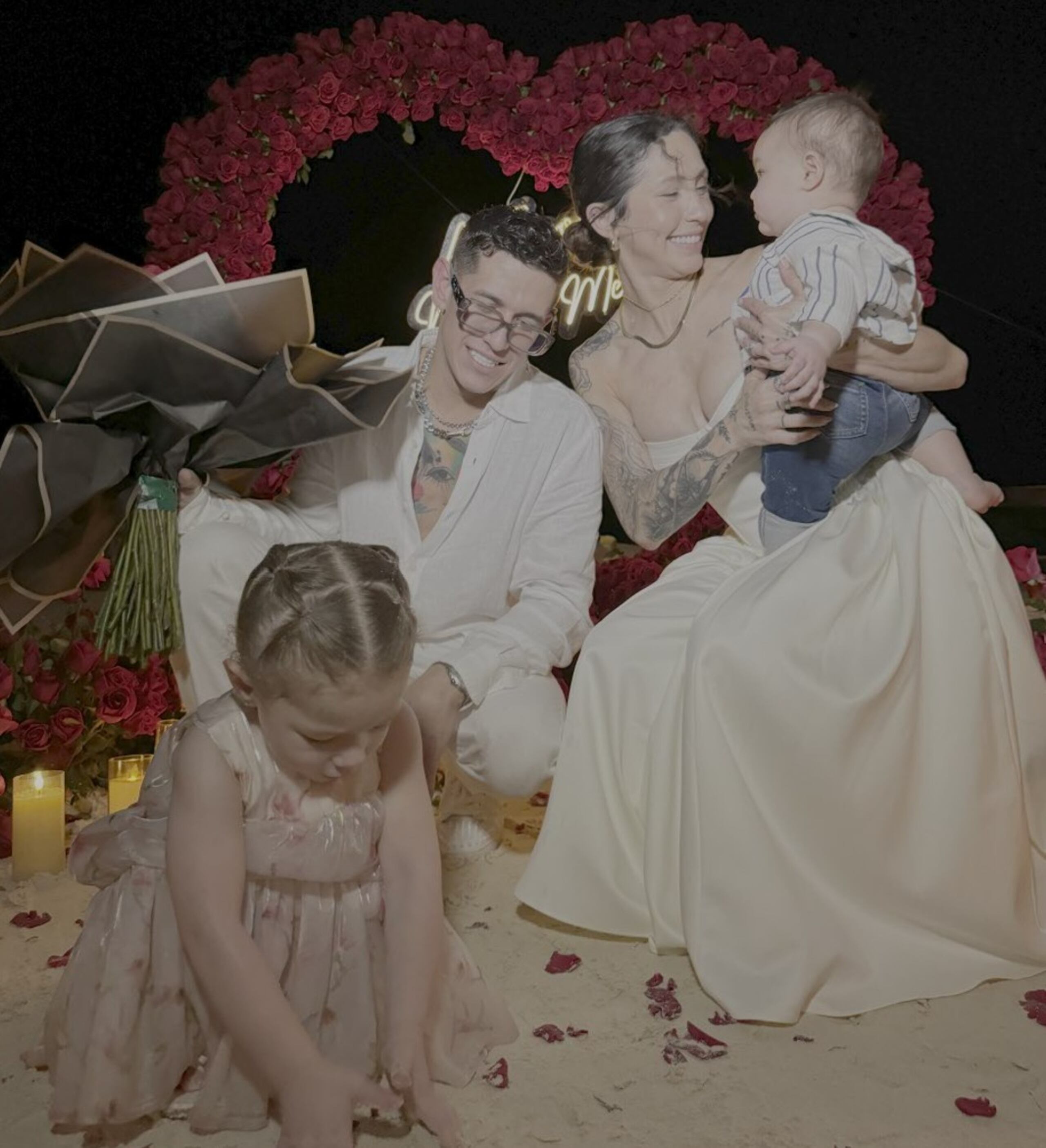 La pareja anunció su compromiso en redes sociales.