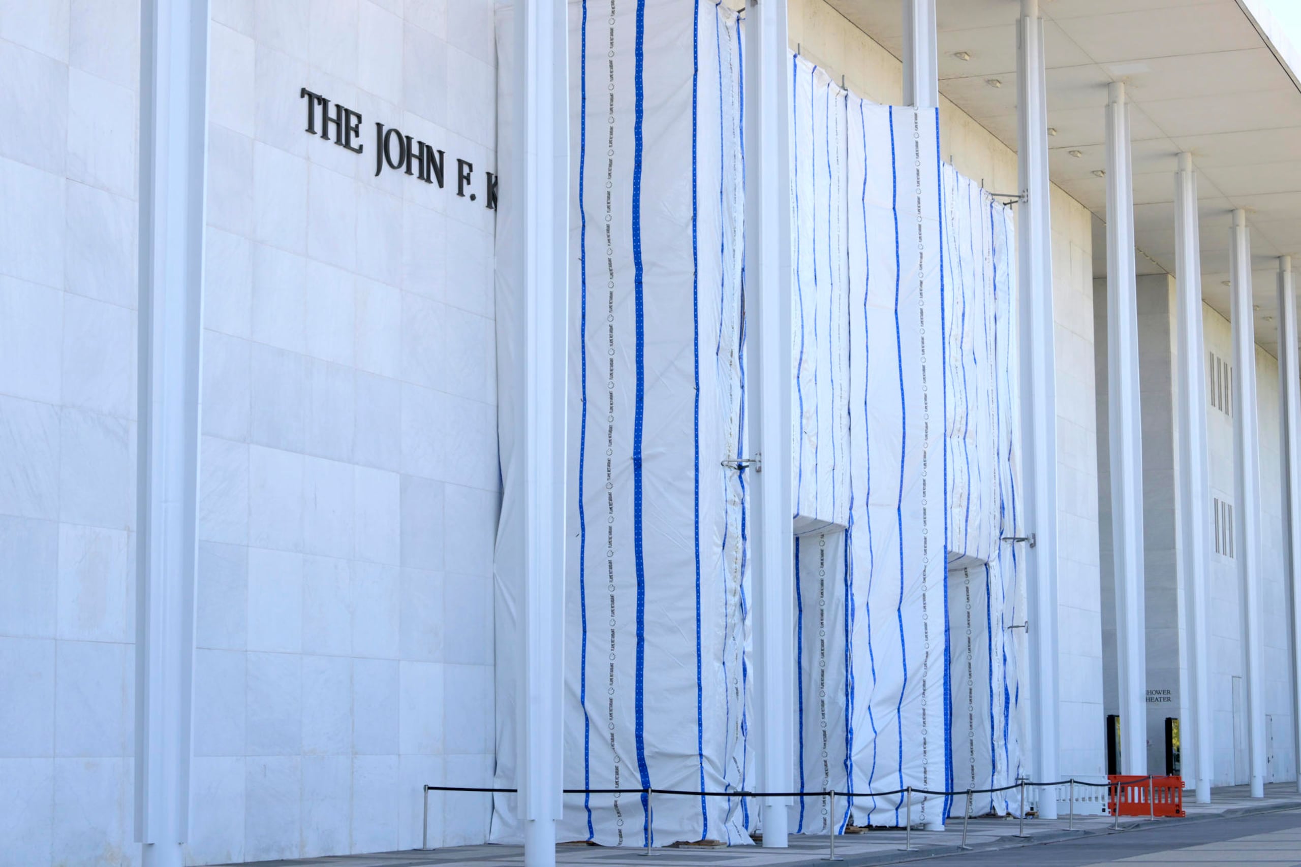 El icónico edificio fue vallado para impedir el acceso, un día después de que la junta directiva aprobara su clausura inmediata, alegando motivos de seguridad y la necesidad de realizar reparaciones.