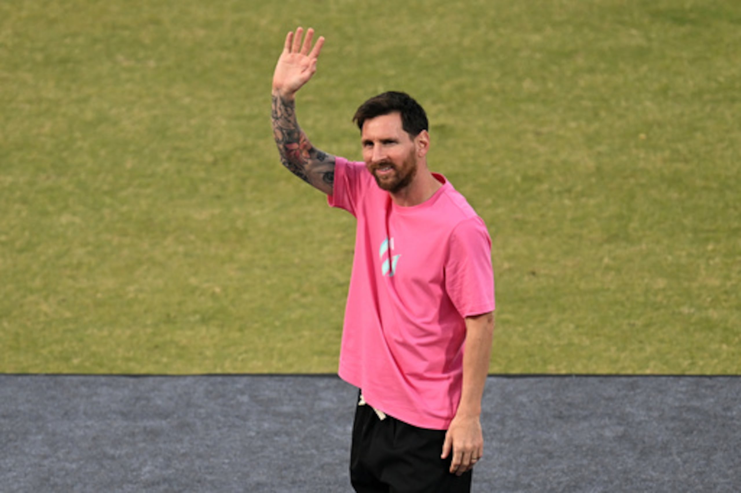 El astro argentino del fútbol Lionel Messi saluda a los aficionados durante su gira por la India en Nueva Delhi, India, el lunes 15 de diciembre de 2025. (Foto AP)