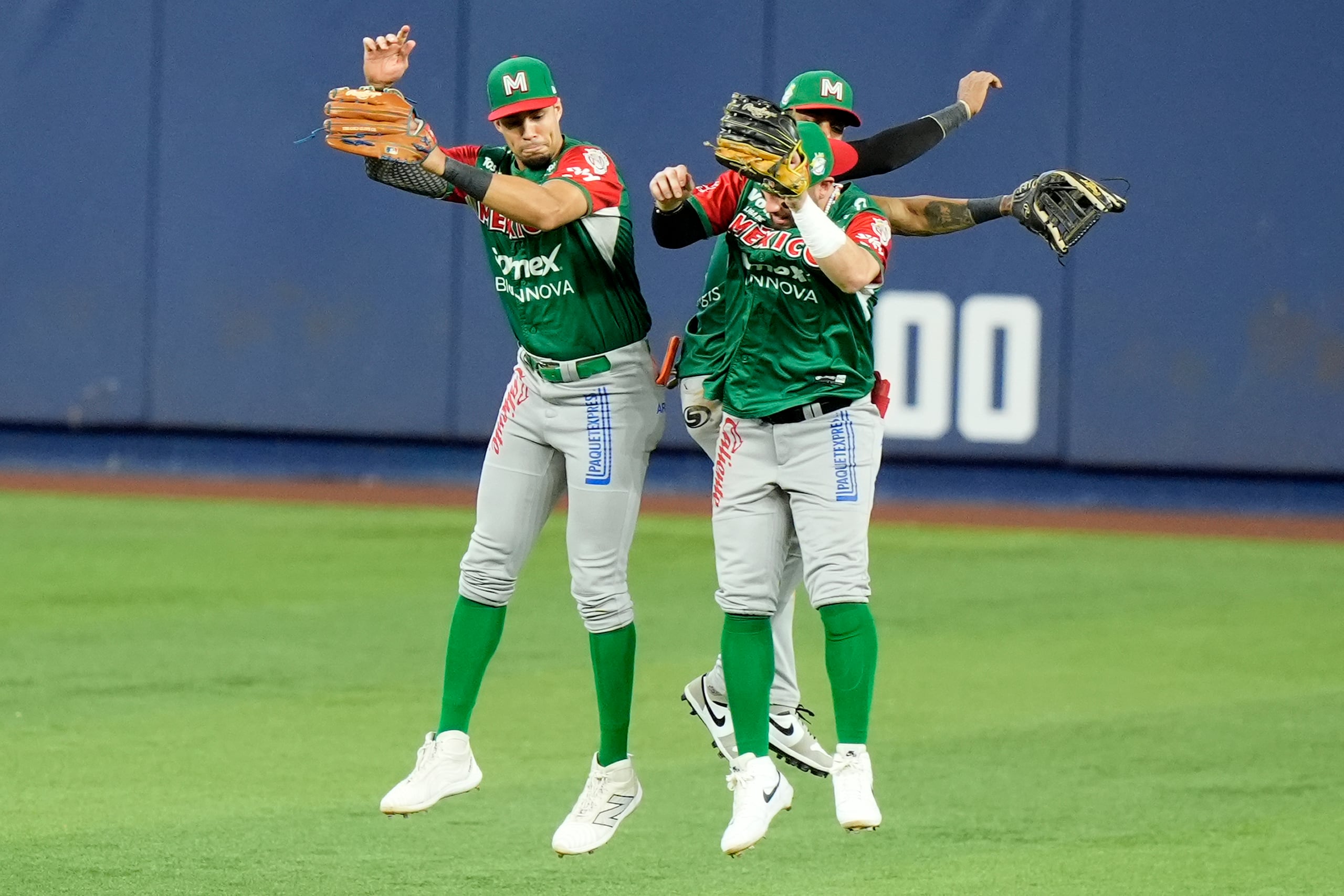 El jardinero de los Naranjeros de Hermosillo Aaron Altherr celebra con sus compañeros tras vencer a Gigantes de Rivas en Nicaragua para despedirse de la Serie del Caribe el martes 6 de febrero del 2024. (AP Foto/Lynne Sladky)