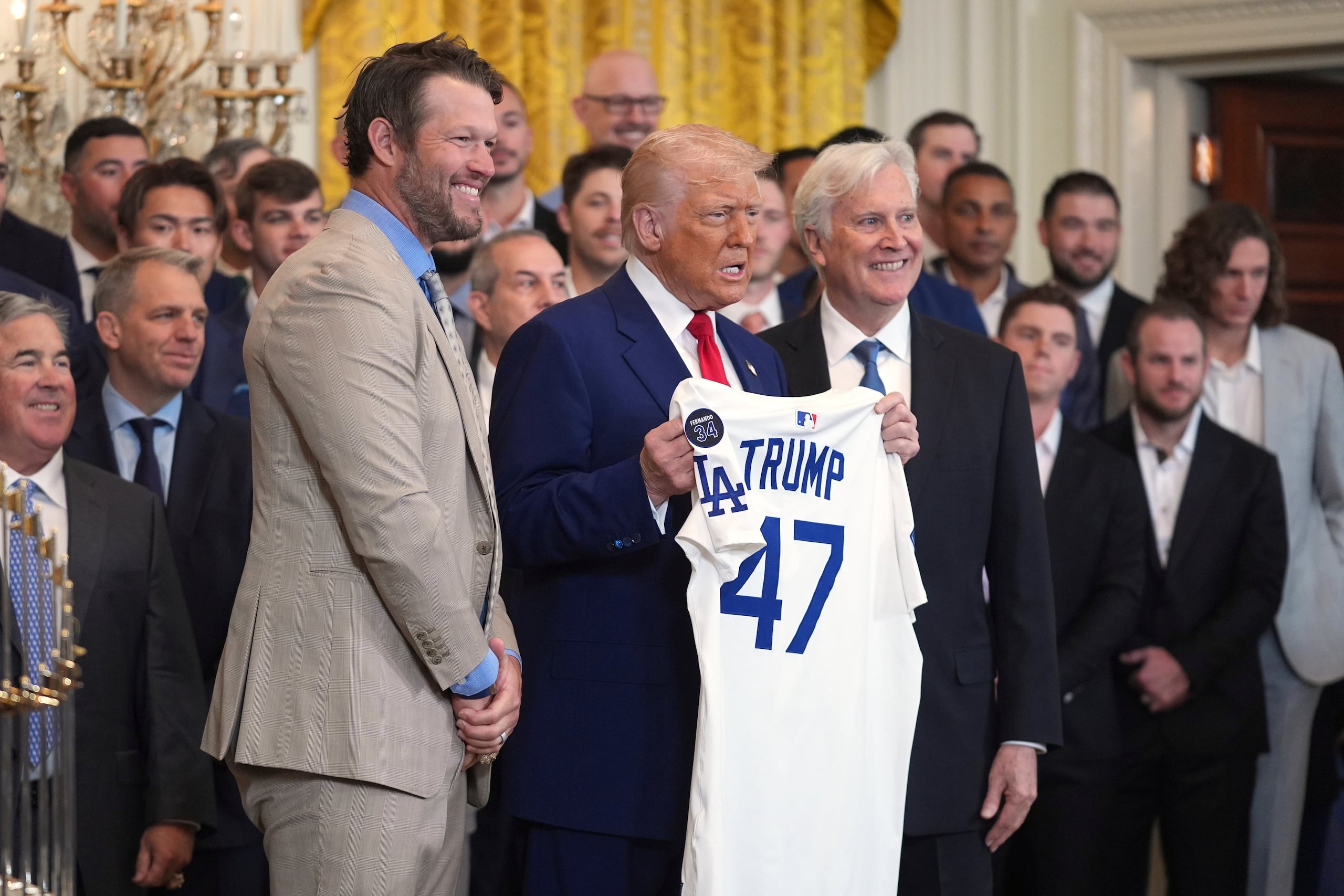 Clayton Kershaw de los Dodgers de Los Ángeles le presenta una camiseta del equipo al presidente Donald Trump y posa con el dueño del equipo Mark Walter en la Casa Blanca el lunes 7 de abril del 2025. (AP Foto/Evan Vucci)
