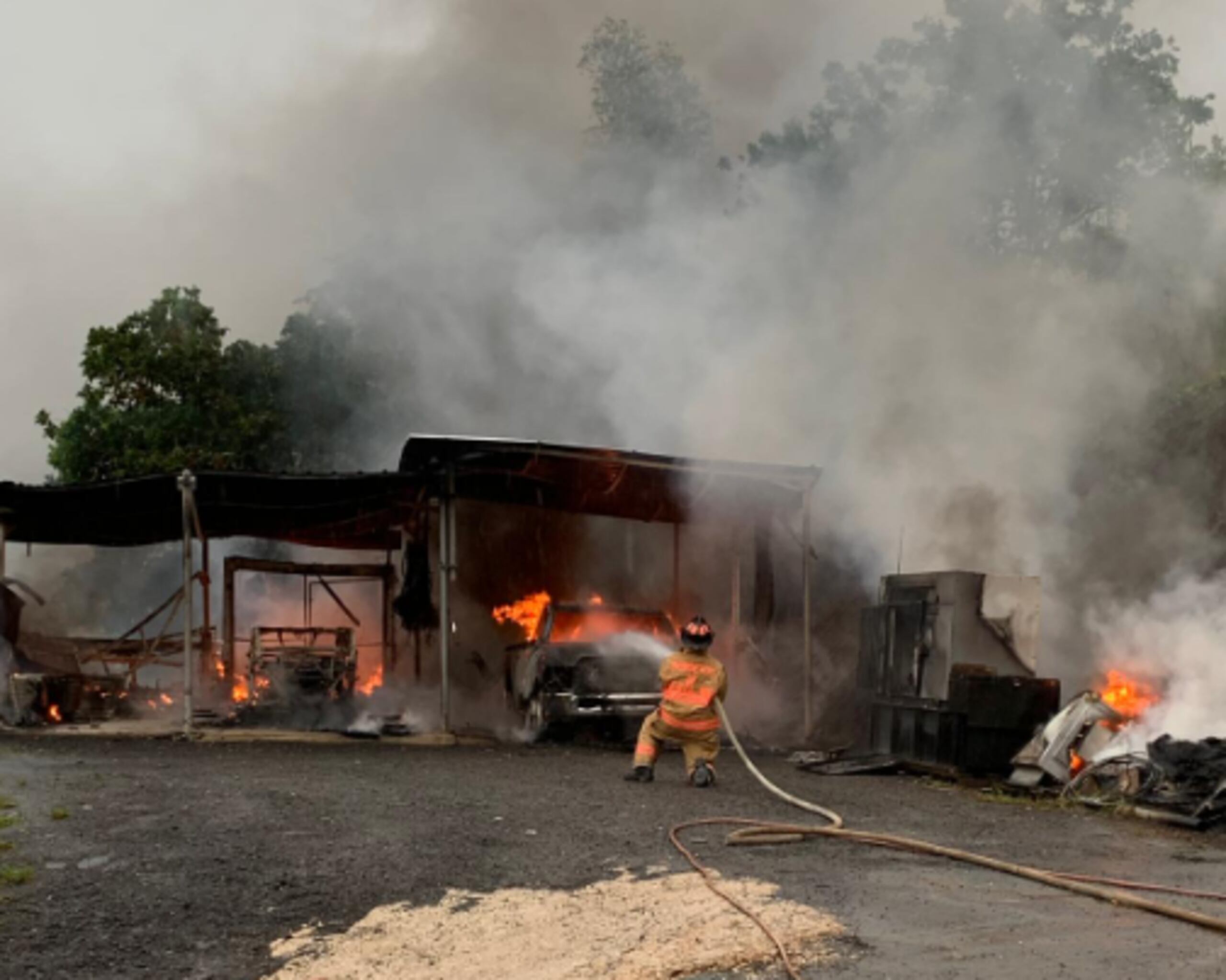 Bomberos atienden fuego de grandes proporciones en almacén de Naranjito
