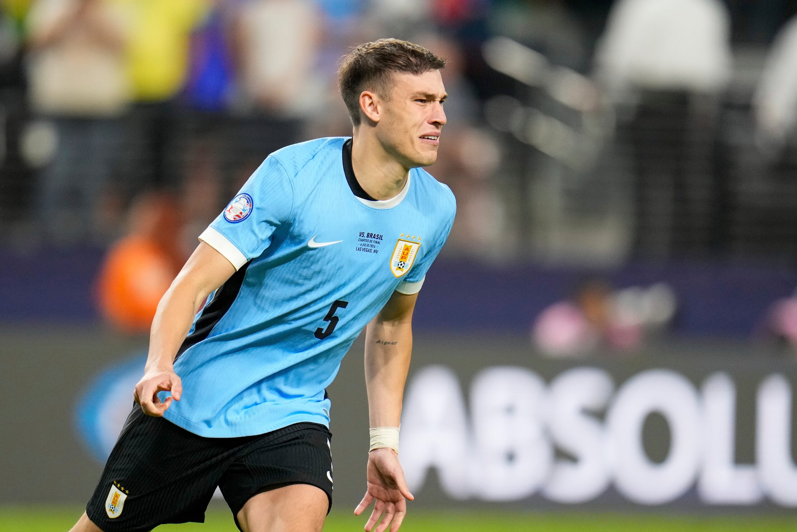 El uruguayo Manuel Ugarte celebra tras convertir el penal decisivo en la tanda frente a Brasil en los cuartos de final de la Copa América, el sábado 6 de julio de 2024. (AP Foto/Julio Cortez)