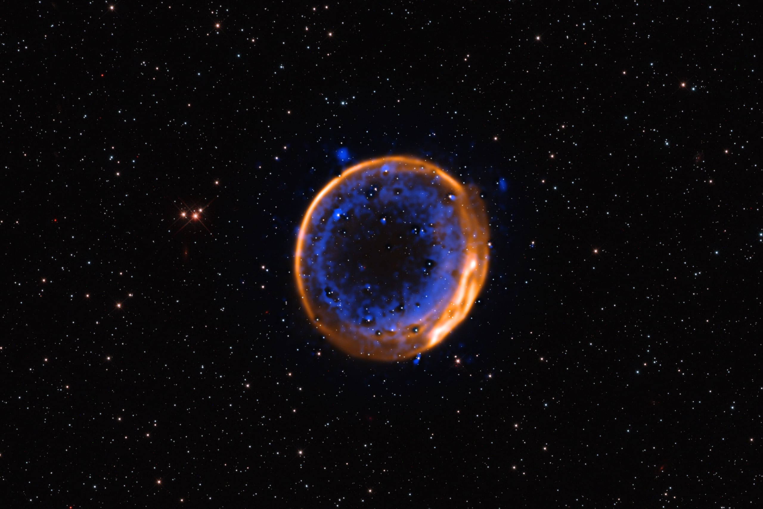 La nueva imagen captada y analizada por los astrónomos confirma esta intuición, y han apuntado que la enana blanca forma una capa de helio robado a su alrededor.