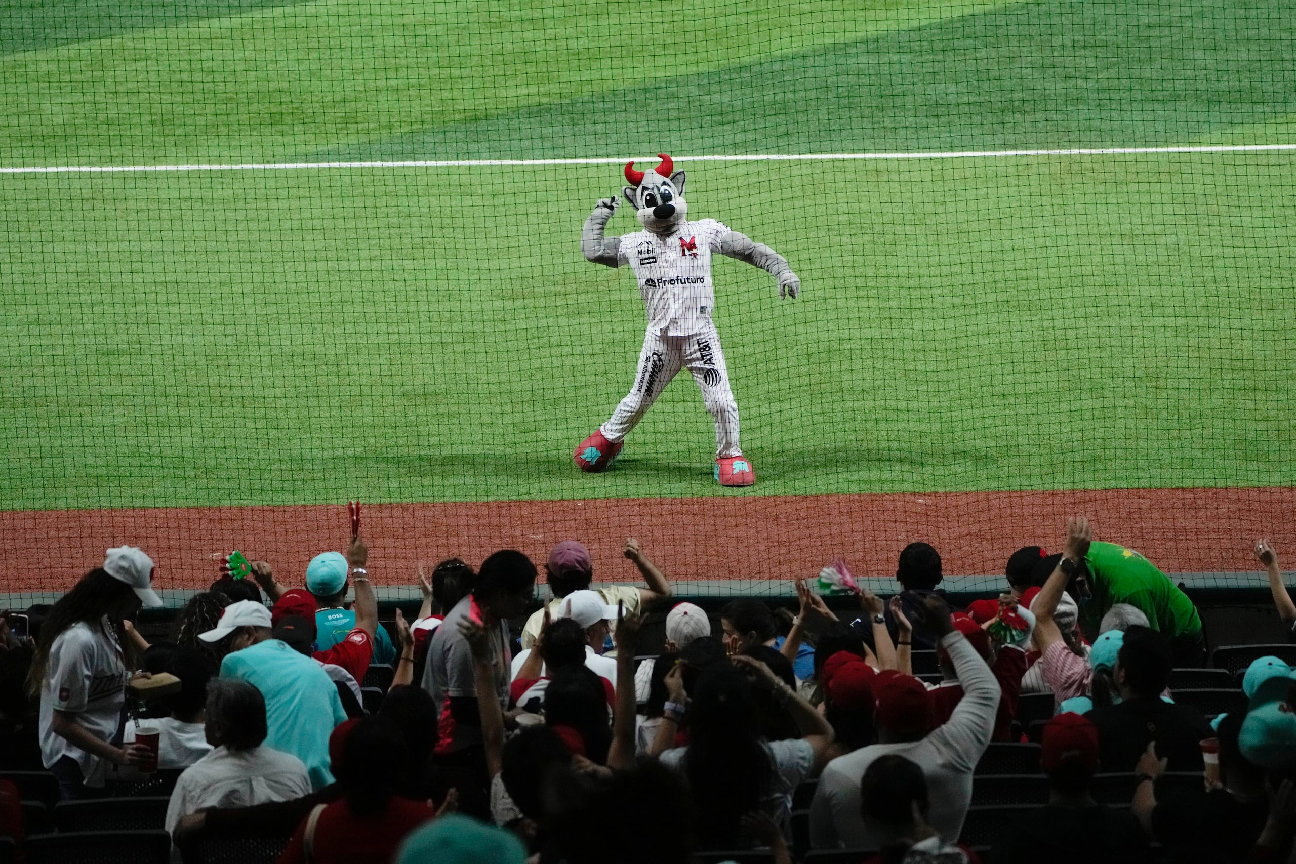 Rocco, la mascota de los Diablos Rojos, saluda a los aficionados durante un partido de la liga mexicana de béisbol contra los Tigres de Quintana Roo la pasada temporada.