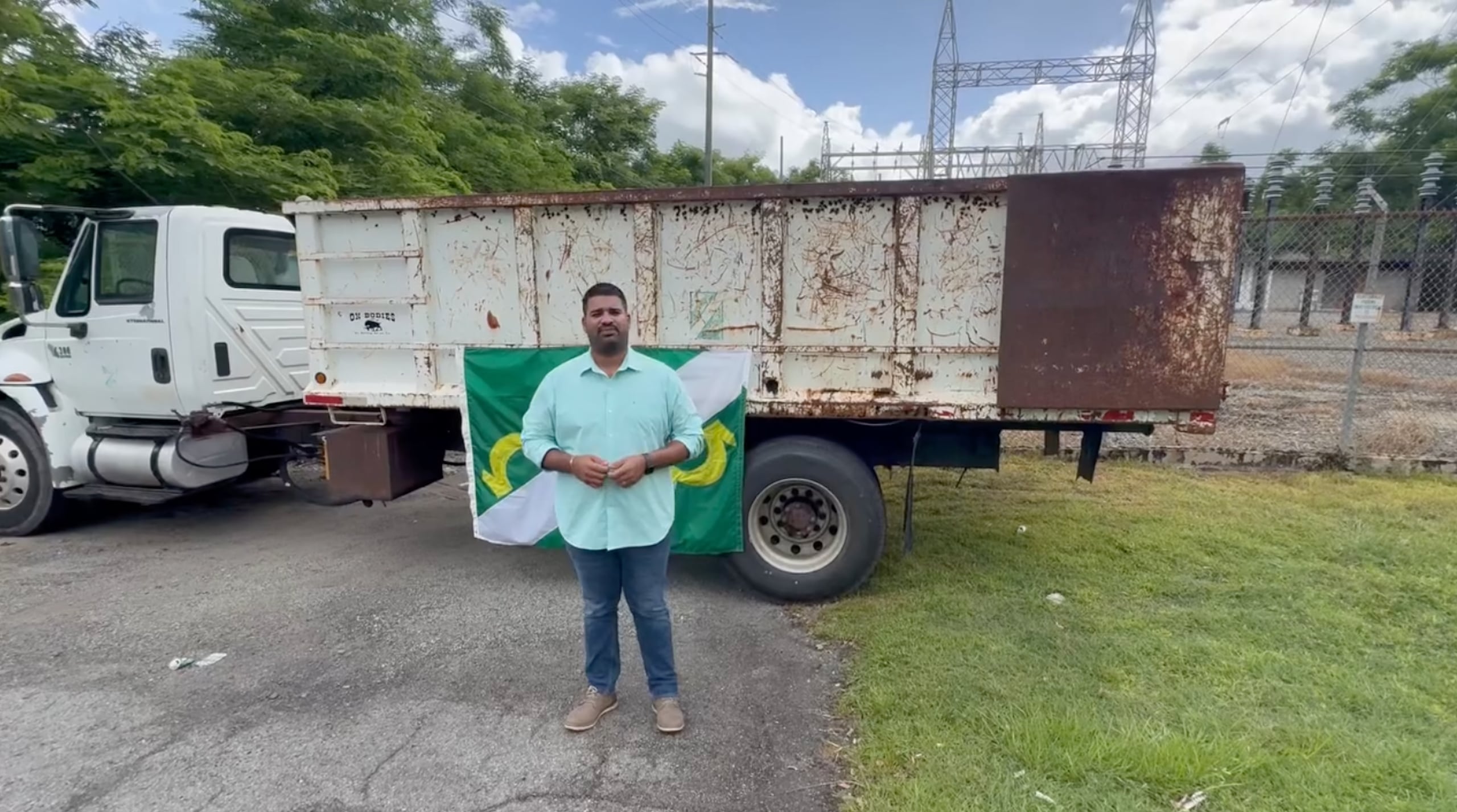 El alcalde de Maunabo, Ángel Omar Lafuente, colocó un camión de Obras Públicas municipal frente a la subestación para evitar que LUMA Energy saque un transformador por entender que representaría un riesgo para sus residentes.