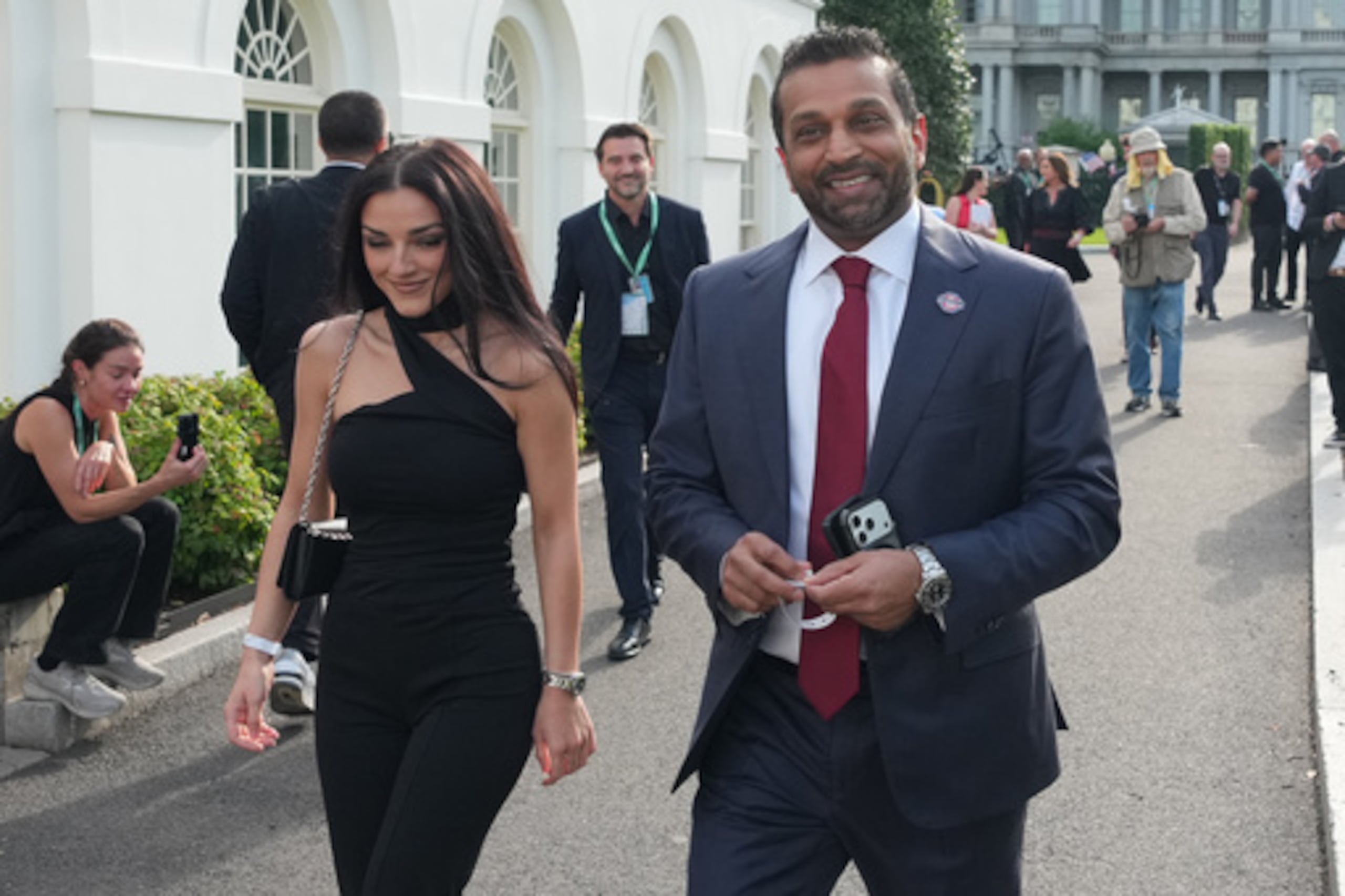 ARCHIVO - El director del FBI, Kash Patel, a la derecha, y Alexis Wilkins llegan a la Casa Blanca antes del evento UFC Freedom 250, que se celebrará en el Jardín Sur, el 14 de junio de 2026, en Washington. (Foto AP/Alex Brandon, archivo)