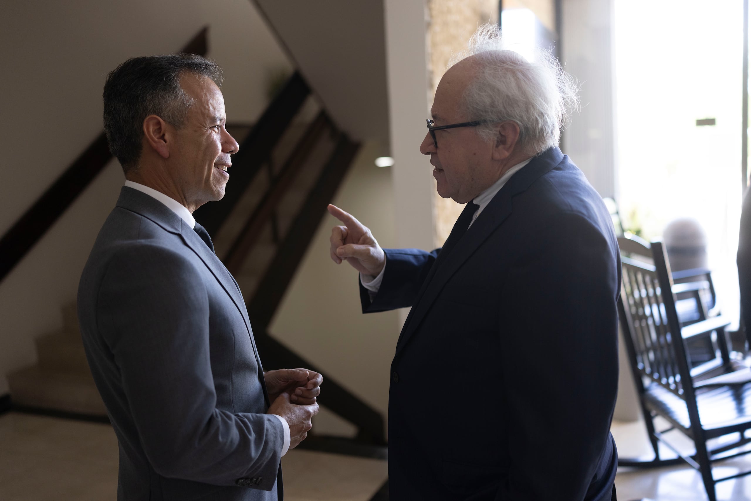 En la foto, el alcalde de San Juan Miguel Romero conversa con el exlegislador Marcos Rigau.