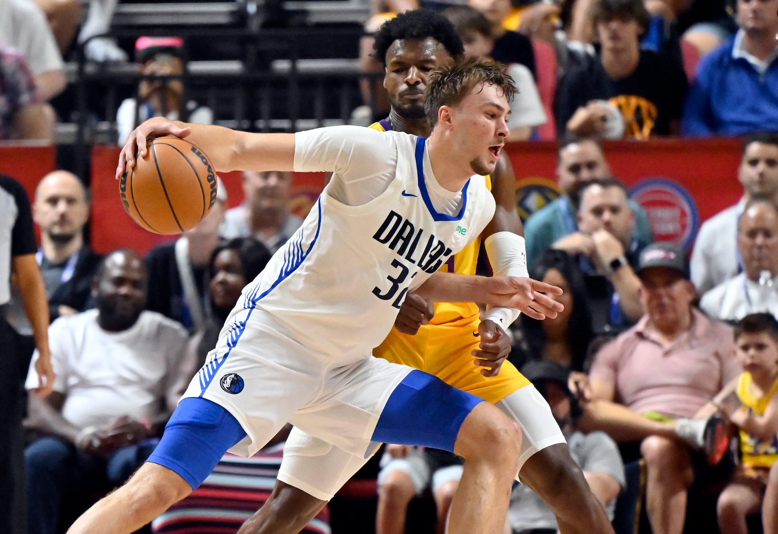 Cooper Flagg, de los Mavericks de Dallas, conduce el balón frente a Bronny James, de los Lakers de Los Ángeles, en un partido de la Liga de Verano de la NBA.