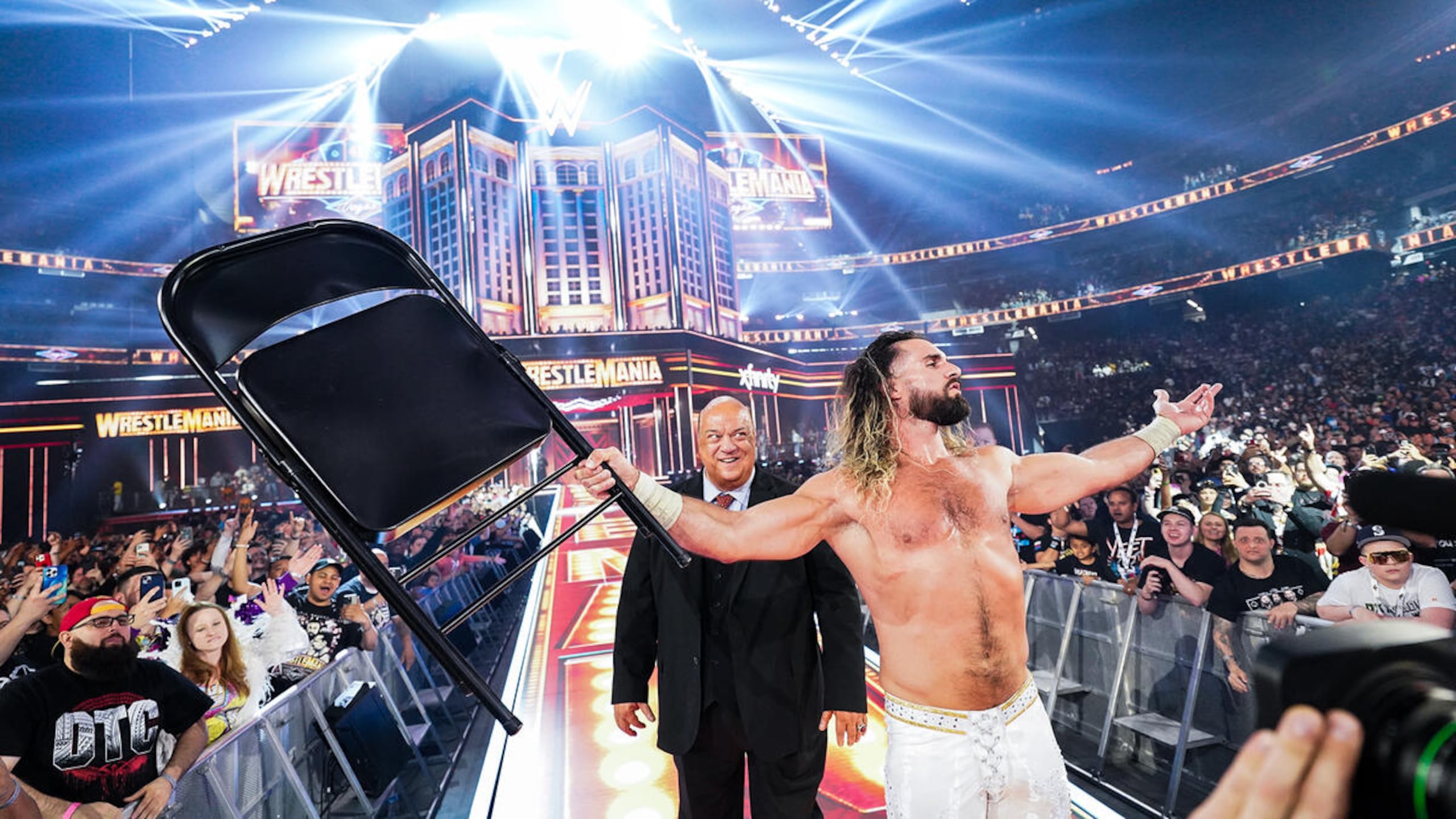 Seth Rollins, junto a Paul Heyman, luego de derrotar a Roman Reigns y CM Punk en WrestleMania 41.