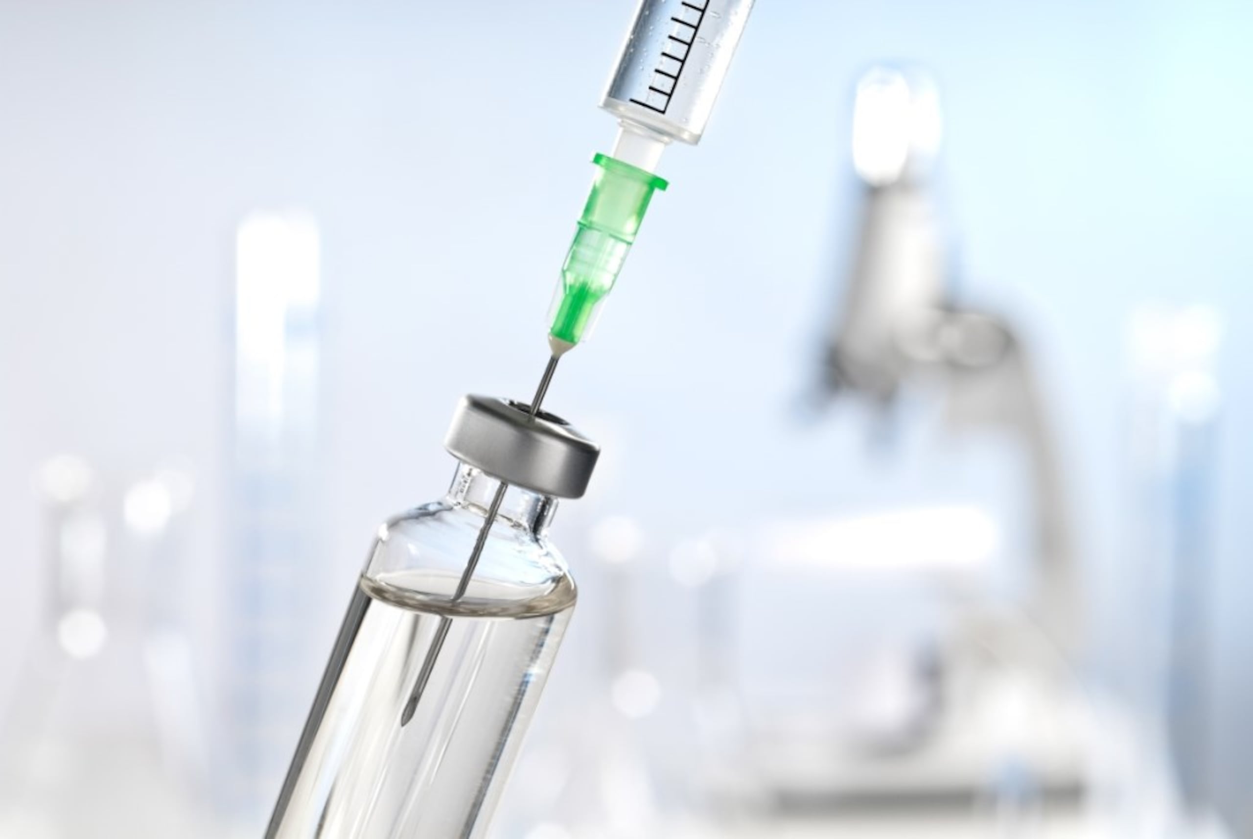 La mayoría de las personas no saben que los adultos también necesitan vacunas. Aunque muchos saben que se recomienda ponerse la vacuna contra la influenza todos los años, pocos adultos están al tanto de la necesidad de otras vacunas para ayudar a proteger