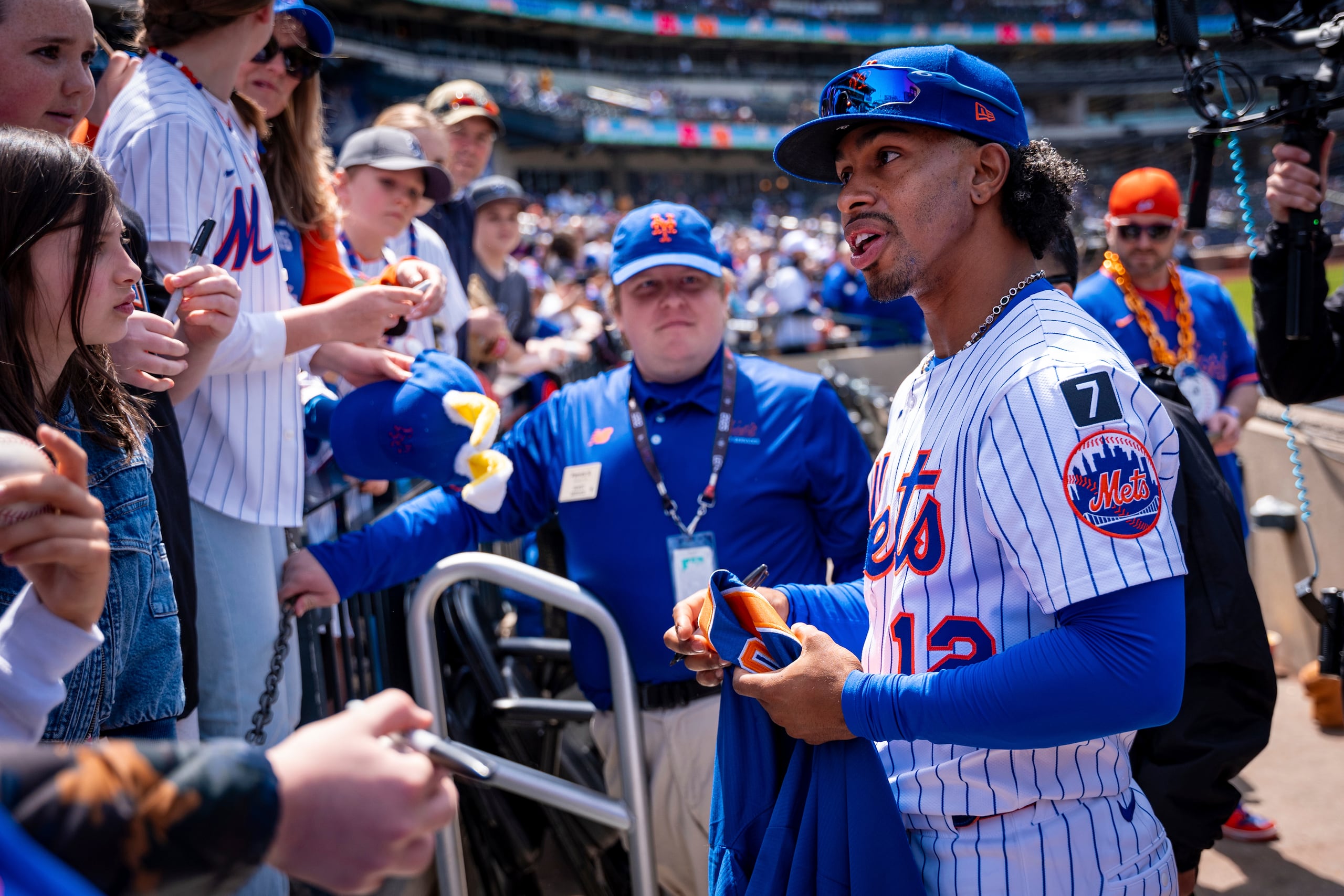En esta foto, Francisco Lindor aparece dando autógrafos ante de un partido.