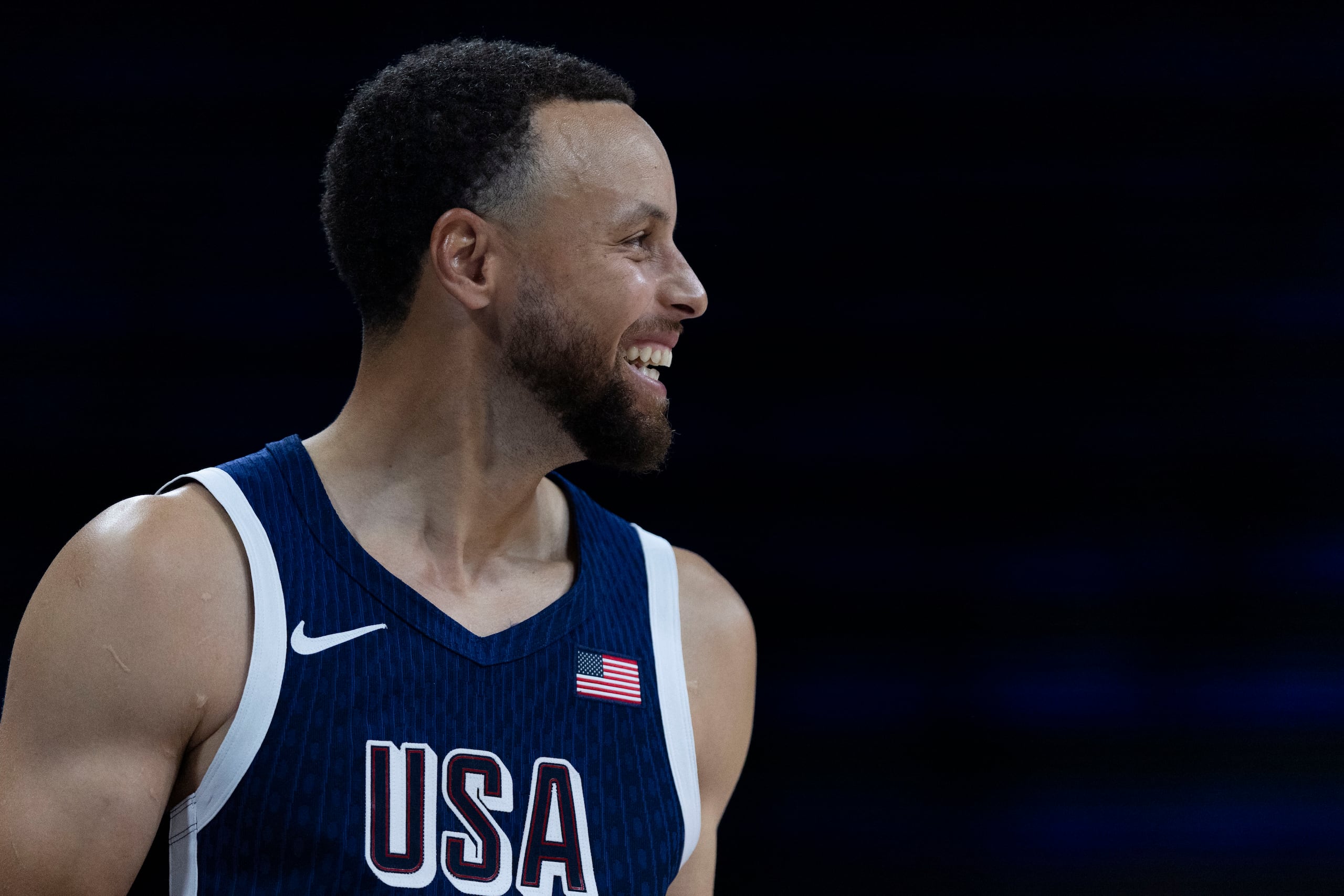 Estados Unidos, que tiene en el torneo a Stephen Curry, ganó convincentemente su partido del domingo sobre Serbia. Ahora le toca enfrentar a Sudán del Sur, contra quienes ganaron un partido de fogueo hace una semana por solo un punto.