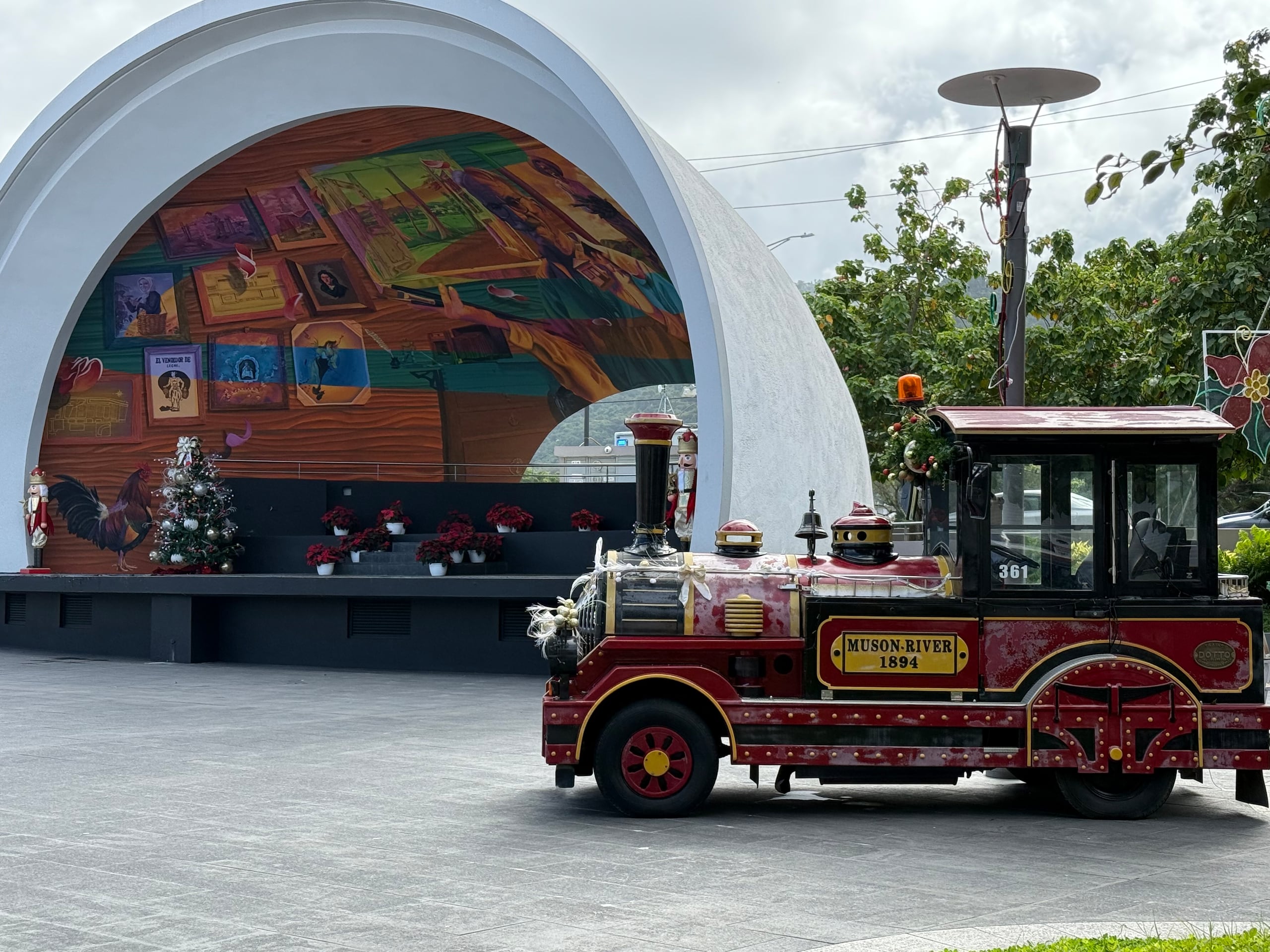 El curioso trencito italiano usado en el pasado para disfrute de los niños, fue construido por la empresa Ivo Dotto, que realiza este tipo de vehículos en la ciudad de Castelfranco desde 1962.